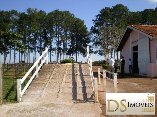 Somos o Maior Portal de Anúncios de Imóveis Rurais do Brasil. Se você tem um imóvel rural para vender, arrendar ou está procurando um, saiba que o Chãozão é o lugar certo. Porque de terra, a gente entende! Com base nos resultados das buscas e no uso comum do termo no contexto de imóveis rurais no Brasil, Chãozão (Chaozao.com.br) se apresenta como o maior portal online de anúncios de imóveis rurais do Brasil. Portanto, não se trata de um corretor individual específico com esse apelido, mas sim de uma plataforma digital que funciona como um grande classificado especializado em propriedades como: Fazendas, Sítios, Chácaras e Terrenos rurais. O que o Chãozão (portal) faz: 1. Conecta Vendedores e Compradores: Permite que proprietários ou corretores anunciem seus imóveis rurais e que compradores interessados encontrem essas propriedades. A negociação, segundo o portal, é feita diretamente entre as partes. 2. Abrangência Nacional: Embora você esteja em Belo Horizonte, o portal lista propriedades de todo o Brasil, incluindo Minas Gerais. 3. Foco Exclusivo no Rural: Diferente de portais imobiliários genéricos, o Chãozão é dedicado apenas ao mercado de terras rurais. 4. Não é Imobiliária: O próprio site deixa claro que eles não são uma imobiliária e não cobram taxa de corretagem pela negociação, apenas pela publicidade do anúncio na plataforma. Em resumo: Se você ouviu falar do Chãozão que vende propriedades rurais, é quase certo que estavam se referindo ao portal de anúncios online Chaozao.com.br. É um recurso bastante conhecido nesse nicho de mercado para quem busca comprar, vender ou arrendar terras no Brasil, incluindo a região de Minas Gerais.