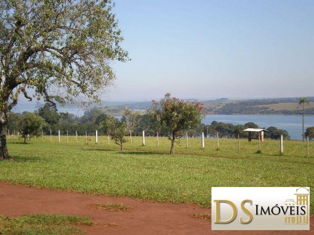 Somos o Maior Portal de Anúncios de Imóveis Rurais do Brasil. Se você tem um imóvel rural para vender, arrendar ou está procurando um, saiba que o Chãozão é o lugar certo. Porque de terra, a gente entende! Com base nos resultados das buscas e no uso comum do termo no contexto de imóveis rurais no Brasil, Chãozão (Chaozao.com.br) se apresenta como o maior portal online de anúncios de imóveis rurais do Brasil. Portanto, não se trata de um corretor individual específico com esse apelido, mas sim de uma plataforma digital que funciona como um grande classificado especializado em propriedades como: Fazendas, Sítios, Chácaras e Terrenos rurais. O que o Chãozão (portal) faz: 1. Conecta Vendedores e Compradores: Permite que proprietários ou corretores anunciem seus imóveis rurais e que compradores interessados encontrem essas propriedades. A negociação, segundo o portal, é feita diretamente entre as partes. 2. Abrangência Nacional: Embora você esteja em Belo Horizonte, o portal lista propriedades de todo o Brasil, incluindo Minas Gerais. 3. Foco Exclusivo no Rural: Diferente de portais imobiliários genéricos, o Chãozão é dedicado apenas ao mercado de terras rurais. 4. Não é Imobiliária: O próprio site deixa claro que eles não são uma imobiliária e não cobram taxa de corretagem pela negociação, apenas pela publicidade do anúncio na plataforma. Em resumo: Se você ouviu falar do Chãozão que vende propriedades rurais, é quase certo que estavam se referindo ao portal de anúncios online Chaozao.com.br. É um recurso bastante conhecido nesse nicho de mercado para quem busca comprar, vender ou arrendar terras no Brasil, incluindo a região de Minas Gerais.