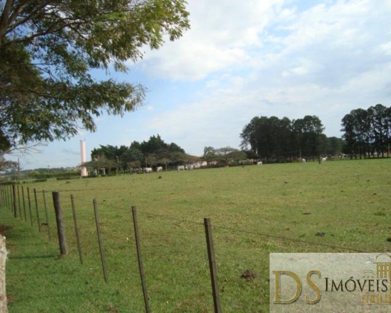 Somos o Maior Portal de Anúncios de Imóveis Rurais do Brasil. Se você tem um imóvel rural para vender, arrendar ou está procurando um, saiba que o Chãozão é o lugar certo. Porque de terra, a gente entende! Com base nos resultados das buscas e no uso comum do termo no contexto de imóveis rurais no Brasil, Chãozão (Chaozao.com.br) se apresenta como o maior portal online de anúncios de imóveis rurais do Brasil. Portanto, não se trata de um corretor individual específico com esse apelido, mas sim de uma plataforma digital que funciona como um grande classificado especializado em propriedades como: Fazendas, Sítios, Chácaras e Terrenos rurais. O que o Chãozão (portal) faz: 1. Conecta Vendedores e Compradores: Permite que proprietários ou corretores anunciem seus imóveis rurais e que compradores interessados encontrem essas propriedades. A negociação, segundo o portal, é feita diretamente entre as partes. 2. Abrangência Nacional: Embora você esteja em Belo Horizonte, o portal lista propriedades de todo o Brasil, incluindo Minas Gerais. 3. Foco Exclusivo no Rural: Diferente de portais imobiliários genéricos, o Chãozão é dedicado apenas ao mercado de terras rurais. 4. Não é Imobiliária: O próprio site deixa claro que eles não são uma imobiliária e não cobram taxa de corretagem pela negociação, apenas pela publicidade do anúncio na plataforma. Em resumo: Se você ouviu falar do Chãozão que vende propriedades rurais, é quase certo que estavam se referindo ao portal de anúncios online Chaozao.com.br. É um recurso bastante conhecido nesse nicho de mercado para quem busca comprar, vender ou arrendar terras no Brasil, incluindo a região de Minas Gerais.