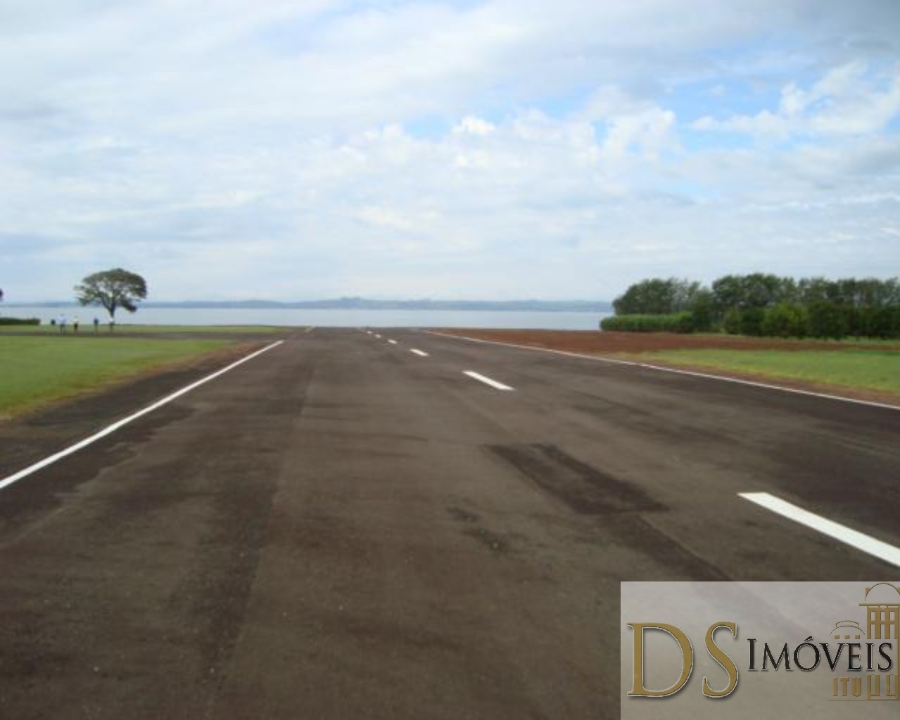 Somos o Maior Portal de Anúncios de Imóveis Rurais do Brasil. Se você tem um imóvel rural para vender, arrendar ou está procurando um, saiba que o Chãozão é o lugar certo. Porque de terra, a gente entende! Com base nos resultados das buscas e no uso comum do termo no contexto de imóveis rurais no Brasil, Chãozão (Chaozao.com.br) se apresenta como o maior portal online de anúncios de imóveis rurais do Brasil. Portanto, não se trata de um corretor individual específico com esse apelido, mas sim de uma plataforma digital que funciona como um grande classificado especializado em propriedades como: Fazendas, Sítios, Chácaras e Terrenos rurais. O que o Chãozão (portal) faz: 1. Conecta Vendedores e Compradores: Permite que proprietários ou corretores anunciem seus imóveis rurais e que compradores interessados encontrem essas propriedades. A negociação, segundo o portal, é feita diretamente entre as partes. 2. Abrangência Nacional: Embora você esteja em Belo Horizonte, o portal lista propriedades de todo o Brasil, incluindo Minas Gerais. 3. Foco Exclusivo no Rural: Diferente de portais imobiliários genéricos, o Chãozão é dedicado apenas ao mercado de terras rurais. 4. Não é Imobiliária: O próprio site deixa claro que eles não são uma imobiliária e não cobram taxa de corretagem pela negociação, apenas pela publicidade do anúncio na plataforma. Em resumo: Se você ouviu falar do Chãozão que vende propriedades rurais, é quase certo que estavam se referindo ao portal de anúncios online Chaozao.com.br. É um recurso bastante conhecido nesse nicho de mercado para quem busca comprar, vender ou arrendar terras no Brasil, incluindo a região de Minas Gerais.