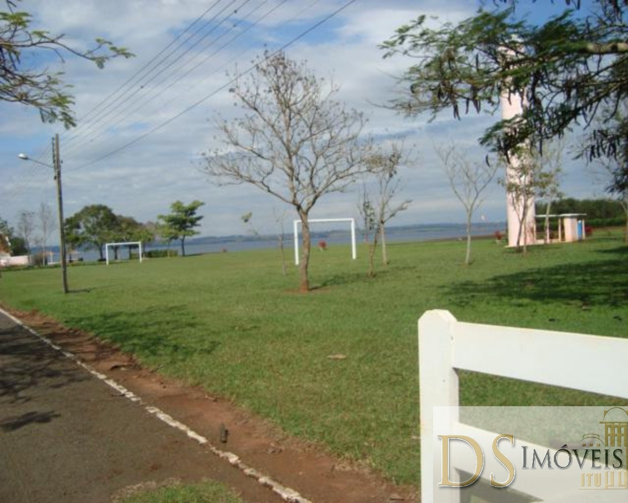 Somos o Maior Portal de Anúncios de Imóveis Rurais do Brasil. Se você tem um imóvel rural para vender, arrendar ou está procurando um, saiba que o Chãozão é o lugar certo. Porque de terra, a gente entende! Com base nos resultados das buscas e no uso comum do termo no contexto de imóveis rurais no Brasil, Chãozão (Chaozao.com.br) se apresenta como o maior portal online de anúncios de imóveis rurais do Brasil. Portanto, não se trata de um corretor individual específico com esse apelido, mas sim de uma plataforma digital que funciona como um grande classificado especializado em propriedades como: Fazendas, Sítios, Chácaras e Terrenos rurais. O que o Chãozão (portal) faz: 1. Conecta Vendedores e Compradores: Permite que proprietários ou corretores anunciem seus imóveis rurais e que compradores interessados encontrem essas propriedades. A negociação, segundo o portal, é feita diretamente entre as partes. 2. Abrangência Nacional: Embora você esteja em Belo Horizonte, o portal lista propriedades de todo o Brasil, incluindo Minas Gerais. 3. Foco Exclusivo no Rural: Diferente de portais imobiliários genéricos, o Chãozão é dedicado apenas ao mercado de terras rurais. 4. Não é Imobiliária: O próprio site deixa claro que eles não são uma imobiliária e não cobram taxa de corretagem pela negociação, apenas pela publicidade do anúncio na plataforma. Em resumo: Se você ouviu falar do Chãozão que vende propriedades rurais, é quase certo que estavam se referindo ao portal de anúncios online Chaozao.com.br. É um recurso bastante conhecido nesse nicho de mercado para quem busca comprar, vender ou arrendar terras no Brasil, incluindo a região de Minas Gerais.