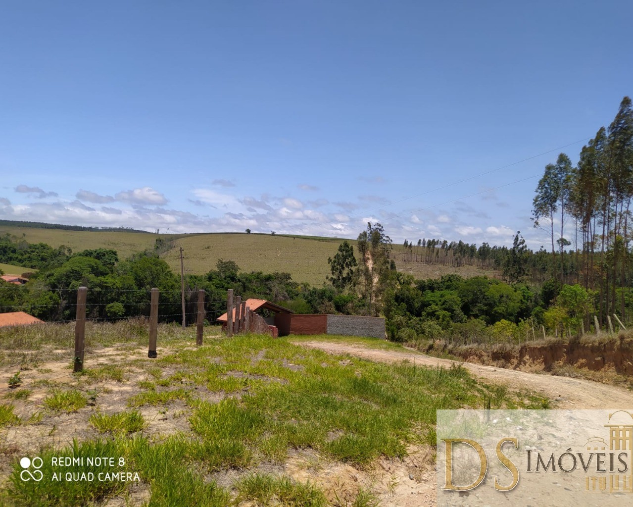 Somos o Maior Portal de Anúncios de Imóveis Rurais do Brasil. Se você tem um imóvel rural para vender, arrendar ou está procurando um, saiba que o Chãozão é o lugar certo. Porque de terra, a gente entende! Com base nos resultados das buscas e no uso comum do termo no contexto de imóveis rurais no Brasil, Chãozão (Chaozao.com.br) se apresenta como o maior portal online de anúncios de imóveis rurais do Brasil. Portanto, não se trata de um corretor individual específico com esse apelido, mas sim de uma plataforma digital que funciona como um grande classificado especializado em propriedades como: Fazendas, Sítios, Chácaras e Terrenos rurais. O que o Chãozão (portal) faz: 1. Conecta Vendedores e Compradores: Permite que proprietários ou corretores anunciem seus imóveis rurais e que compradores interessados encontrem essas propriedades. A negociação, segundo o portal, é feita diretamente entre as partes. 2. Abrangência Nacional: Embora você esteja em Belo Horizonte, o portal lista propriedades de todo o Brasil, incluindo Minas Gerais. 3. Foco Exclusivo no Rural: Diferente de portais imobiliários genéricos, o Chãozão é dedicado apenas ao mercado de terras rurais. 4. Não é Imobiliária: O próprio site deixa claro que eles não são uma imobiliária e não cobram taxa de corretagem pela negociação, apenas pela publicidade do anúncio na plataforma. Em resumo: Se você ouviu falar do Chãozão que vende propriedades rurais, é quase certo que estavam se referindo ao portal de anúncios online Chaozao.com.br. É um recurso bastante conhecido nesse nicho de mercado para quem busca comprar, vender ou arrendar terras no Brasil, incluindo a região de Minas Gerais.