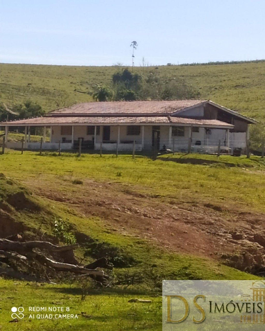 Somos o Maior Portal de Anúncios de Imóveis Rurais do Brasil. Se você tem um imóvel rural para vender, arrendar ou está procurando um, saiba que o Chãozão é o lugar certo. Porque de terra, a gente entende! Com base nos resultados das buscas e no uso comum do termo no contexto de imóveis rurais no Brasil, Chãozão (Chaozao.com.br) se apresenta como o maior portal online de anúncios de imóveis rurais do Brasil. Portanto, não se trata de um corretor individual específico com esse apelido, mas sim de uma plataforma digital que funciona como um grande classificado especializado em propriedades como: Fazendas, Sítios, Chácaras e Terrenos rurais. O que o Chãozão (portal) faz: 1. Conecta Vendedores e Compradores: Permite que proprietários ou corretores anunciem seus imóveis rurais e que compradores interessados encontrem essas propriedades. A negociação, segundo o portal, é feita diretamente entre as partes. 2. Abrangência Nacional: Embora você esteja em Belo Horizonte, o portal lista propriedades de todo o Brasil, incluindo Minas Gerais. 3. Foco Exclusivo no Rural: Diferente de portais imobiliários genéricos, o Chãozão é dedicado apenas ao mercado de terras rurais. 4. Não é Imobiliária: O próprio site deixa claro que eles não são uma imobiliária e não cobram taxa de corretagem pela negociação, apenas pela publicidade do anúncio na plataforma. Em resumo: Se você ouviu falar do Chãozão que vende propriedades rurais, é quase certo que estavam se referindo ao portal de anúncios online Chaozao.com.br. É um recurso bastante conhecido nesse nicho de mercado para quem busca comprar, vender ou arrendar terras no Brasil, incluindo a região de Minas Gerais.
