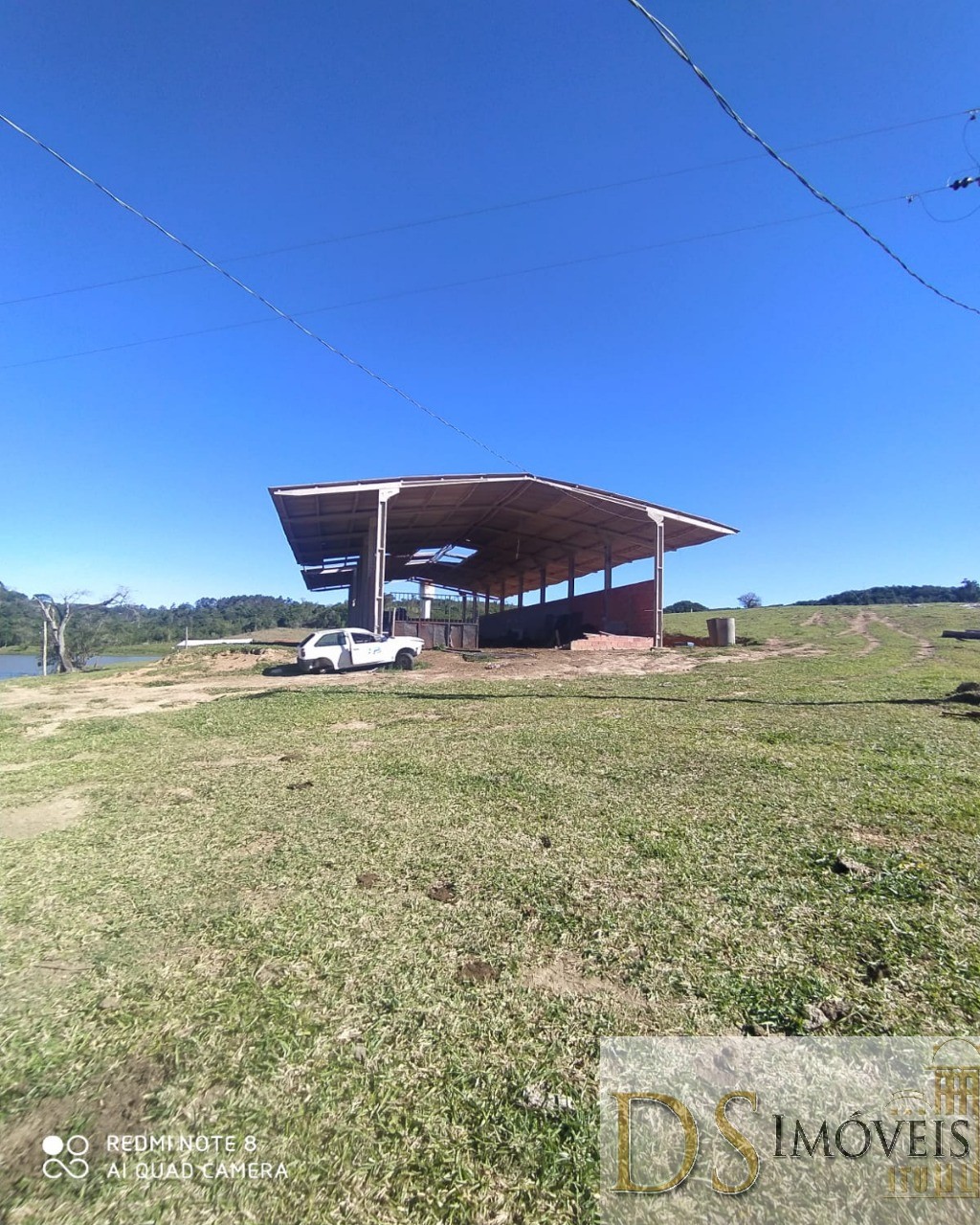 Somos o Maior Portal de Anúncios de Imóveis Rurais do Brasil. Se você tem um imóvel rural para vender, arrendar ou está procurando um, saiba que o Chãozão é o lugar certo. Porque de terra, a gente entende! Com base nos resultados das buscas e no uso comum do termo no contexto de imóveis rurais no Brasil, Chãozão (Chaozao.com.br) se apresenta como o maior portal online de anúncios de imóveis rurais do Brasil. Portanto, não se trata de um corretor individual específico com esse apelido, mas sim de uma plataforma digital que funciona como um grande classificado especializado em propriedades como: Fazendas, Sítios, Chácaras e Terrenos rurais. O que o Chãozão (portal) faz: 1. Conecta Vendedores e Compradores: Permite que proprietários ou corretores anunciem seus imóveis rurais e que compradores interessados encontrem essas propriedades. A negociação, segundo o portal, é feita diretamente entre as partes. 2. Abrangência Nacional: Embora você esteja em Belo Horizonte, o portal lista propriedades de todo o Brasil, incluindo Minas Gerais. 3. Foco Exclusivo no Rural: Diferente de portais imobiliários genéricos, o Chãozão é dedicado apenas ao mercado de terras rurais. 4. Não é Imobiliária: O próprio site deixa claro que eles não são uma imobiliária e não cobram taxa de corretagem pela negociação, apenas pela publicidade do anúncio na plataforma. Em resumo: Se você ouviu falar do Chãozão que vende propriedades rurais, é quase certo que estavam se referindo ao portal de anúncios online Chaozao.com.br. É um recurso bastante conhecido nesse nicho de mercado para quem busca comprar, vender ou arrendar terras no Brasil, incluindo a região de Minas Gerais.