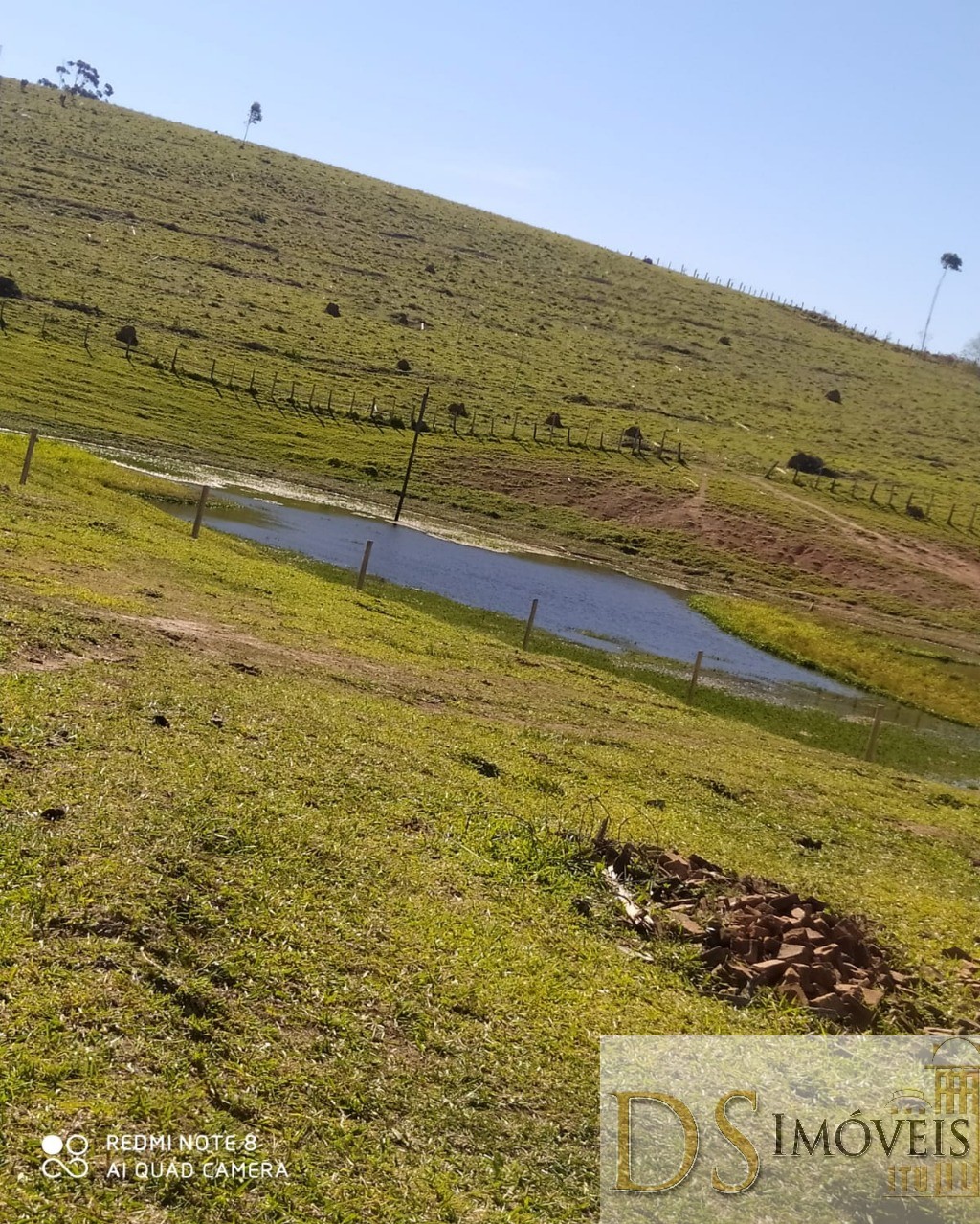 Somos o Maior Portal de Anúncios de Imóveis Rurais do Brasil. Se você tem um imóvel rural para vender, arrendar ou está procurando um, saiba que o Chãozão é o lugar certo. Porque de terra, a gente entende! Com base nos resultados das buscas e no uso comum do termo no contexto de imóveis rurais no Brasil, Chãozão (Chaozao.com.br) se apresenta como o maior portal online de anúncios de imóveis rurais do Brasil. Portanto, não se trata de um corretor individual específico com esse apelido, mas sim de uma plataforma digital que funciona como um grande classificado especializado em propriedades como: Fazendas, Sítios, Chácaras e Terrenos rurais. O que o Chãozão (portal) faz: 1. Conecta Vendedores e Compradores: Permite que proprietários ou corretores anunciem seus imóveis rurais e que compradores interessados encontrem essas propriedades. A negociação, segundo o portal, é feita diretamente entre as partes. 2. Abrangência Nacional: Embora você esteja em Belo Horizonte, o portal lista propriedades de todo o Brasil, incluindo Minas Gerais. 3. Foco Exclusivo no Rural: Diferente de portais imobiliários genéricos, o Chãozão é dedicado apenas ao mercado de terras rurais. 4. Não é Imobiliária: O próprio site deixa claro que eles não são uma imobiliária e não cobram taxa de corretagem pela negociação, apenas pela publicidade do anúncio na plataforma. Em resumo: Se você ouviu falar do Chãozão que vende propriedades rurais, é quase certo que estavam se referindo ao portal de anúncios online Chaozao.com.br. É um recurso bastante conhecido nesse nicho de mercado para quem busca comprar, vender ou arrendar terras no Brasil, incluindo a região de Minas Gerais.