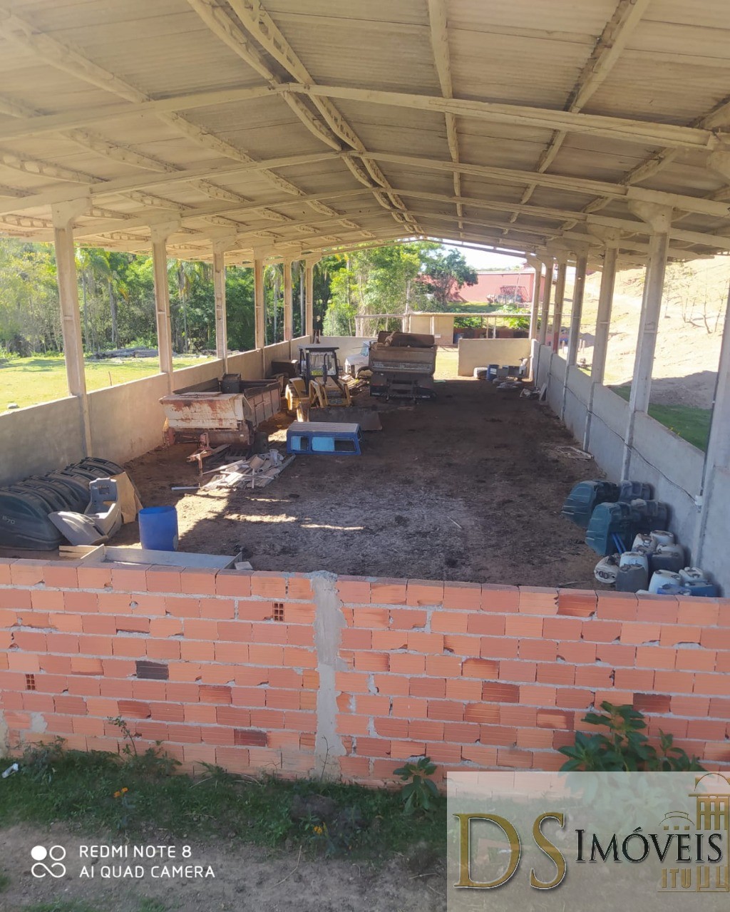 Somos o Maior Portal de Anúncios de Imóveis Rurais do Brasil. Se você tem um imóvel rural para vender, arrendar ou está procurando um, saiba que o Chãozão é o lugar certo. Porque de terra, a gente entende! Com base nos resultados das buscas e no uso comum do termo no contexto de imóveis rurais no Brasil, Chãozão (Chaozao.com.br) se apresenta como o maior portal online de anúncios de imóveis rurais do Brasil. Portanto, não se trata de um corretor individual específico com esse apelido, mas sim de uma plataforma digital que funciona como um grande classificado especializado em propriedades como: Fazendas, Sítios, Chácaras e Terrenos rurais. O que o Chãozão (portal) faz: 1. Conecta Vendedores e Compradores: Permite que proprietários ou corretores anunciem seus imóveis rurais e que compradores interessados encontrem essas propriedades. A negociação, segundo o portal, é feita diretamente entre as partes. 2. Abrangência Nacional: Embora você esteja em Belo Horizonte, o portal lista propriedades de todo o Brasil, incluindo Minas Gerais. 3. Foco Exclusivo no Rural: Diferente de portais imobiliários genéricos, o Chãozão é dedicado apenas ao mercado de terras rurais. 4. Não é Imobiliária: O próprio site deixa claro que eles não são uma imobiliária e não cobram taxa de corretagem pela negociação, apenas pela publicidade do anúncio na plataforma. Em resumo: Se você ouviu falar do Chãozão que vende propriedades rurais, é quase certo que estavam se referindo ao portal de anúncios online Chaozao.com.br. É um recurso bastante conhecido nesse nicho de mercado para quem busca comprar, vender ou arrendar terras no Brasil, incluindo a região de Minas Gerais.