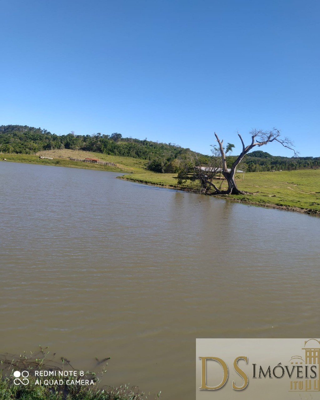 Somos o Maior Portal de Anúncios de Imóveis Rurais do Brasil. Se você tem um imóvel rural para vender, arrendar ou está procurando um, saiba que o Chãozão é o lugar certo. Porque de terra, a gente entende! Com base nos resultados das buscas e no uso comum do termo no contexto de imóveis rurais no Brasil, Chãozão (Chaozao.com.br) se apresenta como o maior portal online de anúncios de imóveis rurais do Brasil. Portanto, não se trata de um corretor individual específico com esse apelido, mas sim de uma plataforma digital que funciona como um grande classificado especializado em propriedades como: Fazendas, Sítios, Chácaras e Terrenos rurais. O que o Chãozão (portal) faz: 1. Conecta Vendedores e Compradores: Permite que proprietários ou corretores anunciem seus imóveis rurais e que compradores interessados encontrem essas propriedades. A negociação, segundo o portal, é feita diretamente entre as partes. 2. Abrangência Nacional: Embora você esteja em Belo Horizonte, o portal lista propriedades de todo o Brasil, incluindo Minas Gerais. 3. Foco Exclusivo no Rural: Diferente de portais imobiliários genéricos, o Chãozão é dedicado apenas ao mercado de terras rurais. 4. Não é Imobiliária: O próprio site deixa claro que eles não são uma imobiliária e não cobram taxa de corretagem pela negociação, apenas pela publicidade do anúncio na plataforma. Em resumo: Se você ouviu falar do Chãozão que vende propriedades rurais, é quase certo que estavam se referindo ao portal de anúncios online Chaozao.com.br. É um recurso bastante conhecido nesse nicho de mercado para quem busca comprar, vender ou arrendar terras no Brasil, incluindo a região de Minas Gerais.