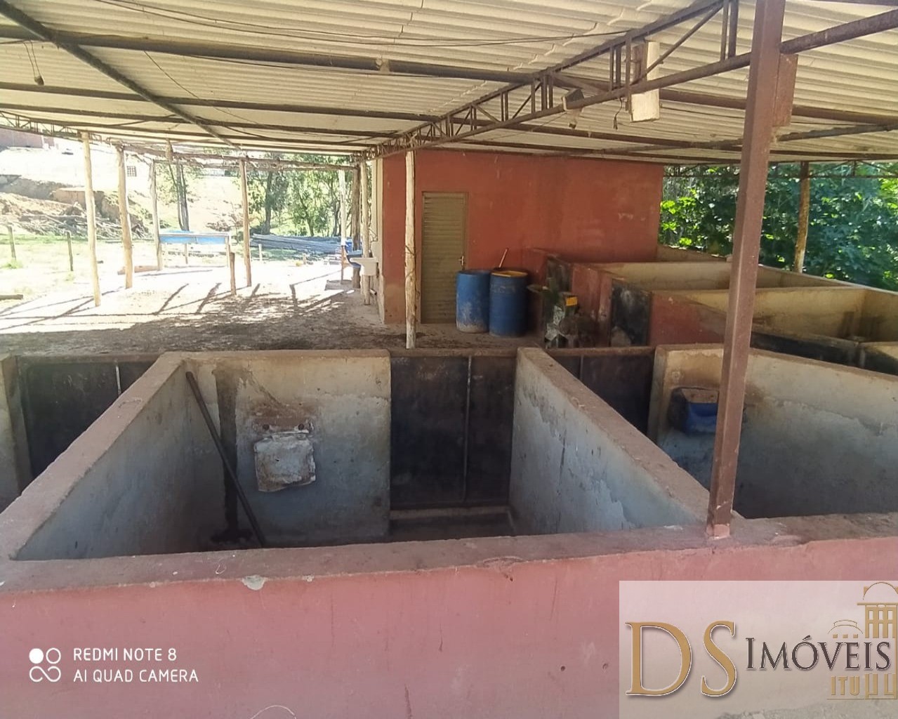 Somos o Maior Portal de Anúncios de Imóveis Rurais do Brasil. Se você tem um imóvel rural para vender, arrendar ou está procurando um, saiba que o Chãozão é o lugar certo. Porque de terra, a gente entende! Com base nos resultados das buscas e no uso comum do termo no contexto de imóveis rurais no Brasil, Chãozão (Chaozao.com.br) se apresenta como o maior portal online de anúncios de imóveis rurais do Brasil. Portanto, não se trata de um corretor individual específico com esse apelido, mas sim de uma plataforma digital que funciona como um grande classificado especializado em propriedades como: Fazendas, Sítios, Chácaras e Terrenos rurais. O que o Chãozão (portal) faz: 1. Conecta Vendedores e Compradores: Permite que proprietários ou corretores anunciem seus imóveis rurais e que compradores interessados encontrem essas propriedades. A negociação, segundo o portal, é feita diretamente entre as partes. 2. Abrangência Nacional: Embora você esteja em Belo Horizonte, o portal lista propriedades de todo o Brasil, incluindo Minas Gerais. 3. Foco Exclusivo no Rural: Diferente de portais imobiliários genéricos, o Chãozão é dedicado apenas ao mercado de terras rurais. 4. Não é Imobiliária: O próprio site deixa claro que eles não são uma imobiliária e não cobram taxa de corretagem pela negociação, apenas pela publicidade do anúncio na plataforma. Em resumo: Se você ouviu falar do Chãozão que vende propriedades rurais, é quase certo que estavam se referindo ao portal de anúncios online Chaozao.com.br. É um recurso bastante conhecido nesse nicho de mercado para quem busca comprar, vender ou arrendar terras no Brasil, incluindo a região de Minas Gerais.