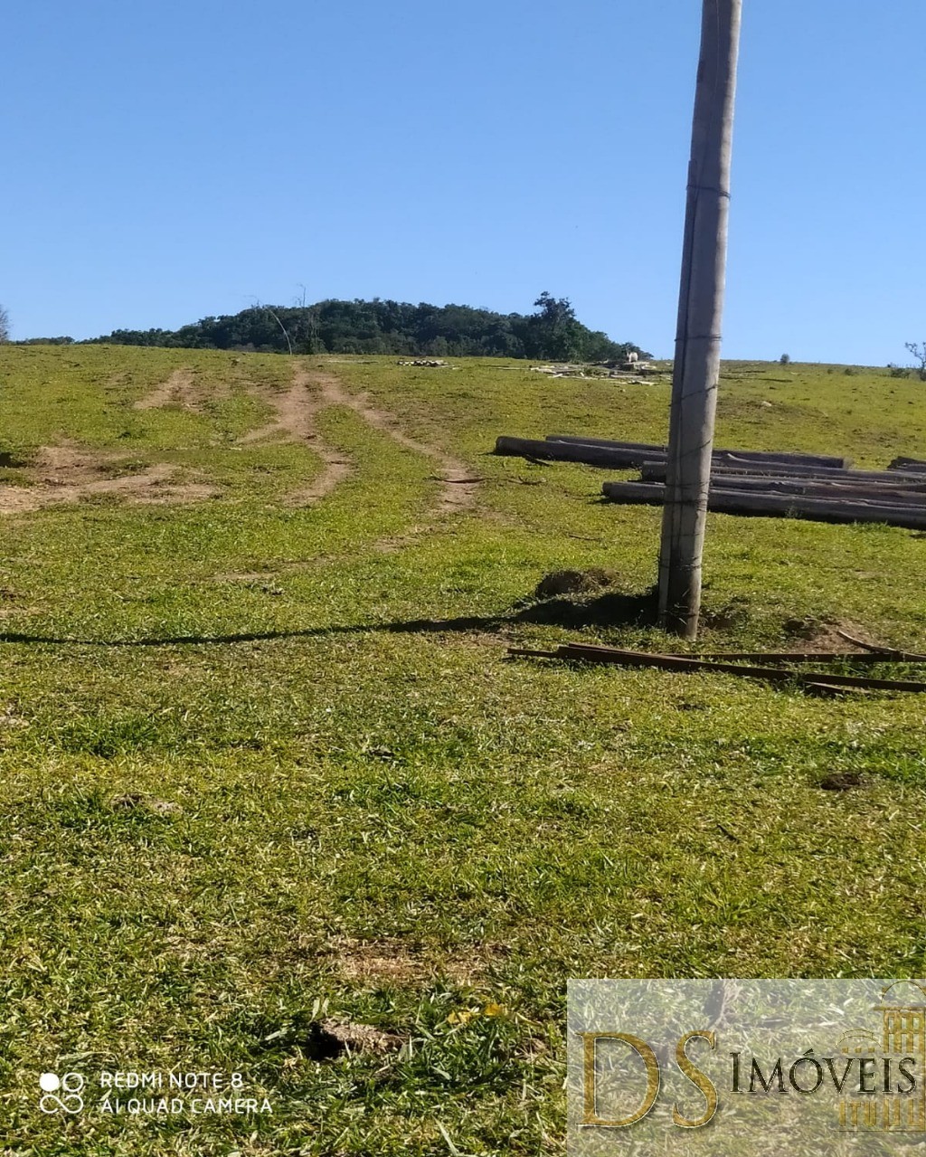 Somos o Maior Portal de Anúncios de Imóveis Rurais do Brasil. Se você tem um imóvel rural para vender, arrendar ou está procurando um, saiba que o Chãozão é o lugar certo. Porque de terra, a gente entende! Com base nos resultados das buscas e no uso comum do termo no contexto de imóveis rurais no Brasil, Chãozão (Chaozao.com.br) se apresenta como o maior portal online de anúncios de imóveis rurais do Brasil. Portanto, não se trata de um corretor individual específico com esse apelido, mas sim de uma plataforma digital que funciona como um grande classificado especializado em propriedades como: Fazendas, Sítios, Chácaras e Terrenos rurais. O que o Chãozão (portal) faz: 1. Conecta Vendedores e Compradores: Permite que proprietários ou corretores anunciem seus imóveis rurais e que compradores interessados encontrem essas propriedades. A negociação, segundo o portal, é feita diretamente entre as partes. 2. Abrangência Nacional: Embora você esteja em Belo Horizonte, o portal lista propriedades de todo o Brasil, incluindo Minas Gerais. 3. Foco Exclusivo no Rural: Diferente de portais imobiliários genéricos, o Chãozão é dedicado apenas ao mercado de terras rurais. 4. Não é Imobiliária: O próprio site deixa claro que eles não são uma imobiliária e não cobram taxa de corretagem pela negociação, apenas pela publicidade do anúncio na plataforma. Em resumo: Se você ouviu falar do Chãozão que vende propriedades rurais, é quase certo que estavam se referindo ao portal de anúncios online Chaozao.com.br. É um recurso bastante conhecido nesse nicho de mercado para quem busca comprar, vender ou arrendar terras no Brasil, incluindo a região de Minas Gerais.
