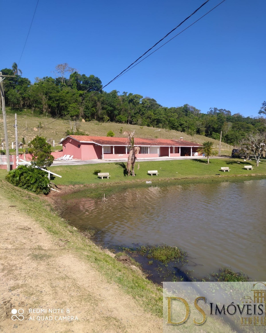 Somos o Maior Portal de Anúncios de Imóveis Rurais do Brasil. Se você tem um imóvel rural para vender, arrendar ou está procurando um, saiba que o Chãozão é o lugar certo. Porque de terra, a gente entende! Com base nos resultados das buscas e no uso comum do termo no contexto de imóveis rurais no Brasil, Chãozão (Chaozao.com.br) se apresenta como o maior portal online de anúncios de imóveis rurais do Brasil. Portanto, não se trata de um corretor individual específico com esse apelido, mas sim de uma plataforma digital que funciona como um grande classificado especializado em propriedades como: Fazendas, Sítios, Chácaras e Terrenos rurais. O que o Chãozão (portal) faz: 1. Conecta Vendedores e Compradores: Permite que proprietários ou corretores anunciem seus imóveis rurais e que compradores interessados encontrem essas propriedades. A negociação, segundo o portal, é feita diretamente entre as partes. 2. Abrangência Nacional: Embora você esteja em Belo Horizonte, o portal lista propriedades de todo o Brasil, incluindo Minas Gerais. 3. Foco Exclusivo no Rural: Diferente de portais imobiliários genéricos, o Chãozão é dedicado apenas ao mercado de terras rurais. 4. Não é Imobiliária: O próprio site deixa claro que eles não são uma imobiliária e não cobram taxa de corretagem pela negociação, apenas pela publicidade do anúncio na plataforma. Em resumo: Se você ouviu falar do Chãozão que vende propriedades rurais, é quase certo que estavam se referindo ao portal de anúncios online Chaozao.com.br. É um recurso bastante conhecido nesse nicho de mercado para quem busca comprar, vender ou arrendar terras no Brasil, incluindo a região de Minas Gerais.