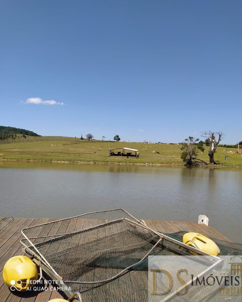 Somos o Maior Portal de Anúncios de Imóveis Rurais do Brasil. Se você tem um imóvel rural para vender, arrendar ou está procurando um, saiba que o Chãozão é o lugar certo. Porque de terra, a gente entende! Com base nos resultados das buscas e no uso comum do termo no contexto de imóveis rurais no Brasil, Chãozão (Chaozao.com.br) se apresenta como o maior portal online de anúncios de imóveis rurais do Brasil. Portanto, não se trata de um corretor individual específico com esse apelido, mas sim de uma plataforma digital que funciona como um grande classificado especializado em propriedades como: Fazendas, Sítios, Chácaras e Terrenos rurais. O que o Chãozão (portal) faz: 1. Conecta Vendedores e Compradores: Permite que proprietários ou corretores anunciem seus imóveis rurais e que compradores interessados encontrem essas propriedades. A negociação, segundo o portal, é feita diretamente entre as partes. 2. Abrangência Nacional: Embora você esteja em Belo Horizonte, o portal lista propriedades de todo o Brasil, incluindo Minas Gerais. 3. Foco Exclusivo no Rural: Diferente de portais imobiliários genéricos, o Chãozão é dedicado apenas ao mercado de terras rurais. 4. Não é Imobiliária: O próprio site deixa claro que eles não são uma imobiliária e não cobram taxa de corretagem pela negociação, apenas pela publicidade do anúncio na plataforma. Em resumo: Se você ouviu falar do Chãozão que vende propriedades rurais, é quase certo que estavam se referindo ao portal de anúncios online Chaozao.com.br. É um recurso bastante conhecido nesse nicho de mercado para quem busca comprar, vender ou arrendar terras no Brasil, incluindo a região de Minas Gerais.