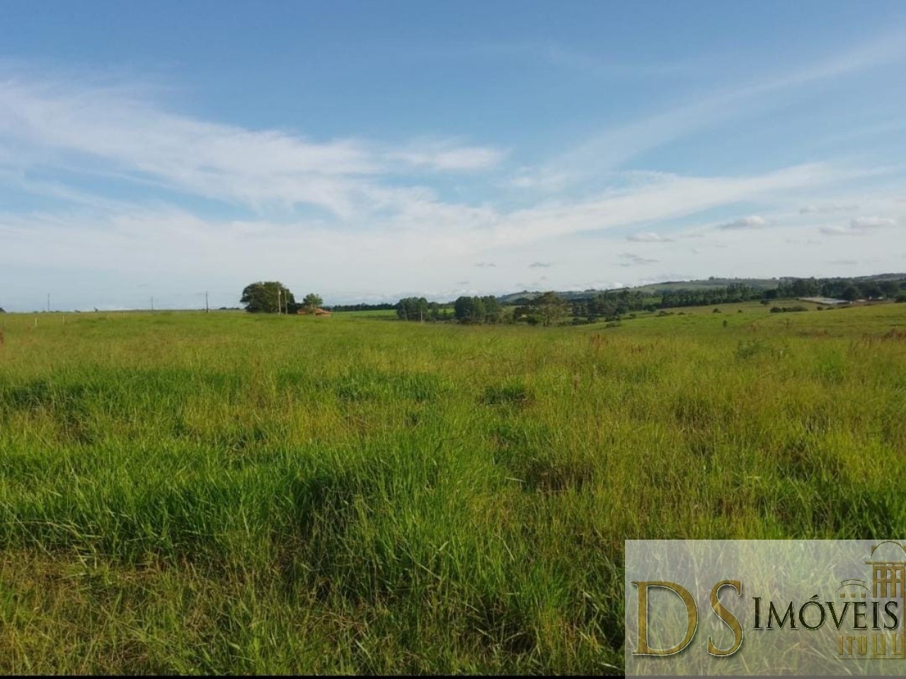 Somos o Maior Portal de Anúncios de Imóveis Rurais do Brasil. Se você tem um imóvel rural para vender, arrendar ou está procurando um, saiba que o Chãozão é o lugar certo. Porque de terra, a gente entende! Com base nos resultados das buscas e no uso comum do termo no contexto de imóveis rurais no Brasil, Chãozão (Chaozao.com.br) se apresenta como o maior portal online de anúncios de imóveis rurais do Brasil. Portanto, não se trata de um corretor individual específico com esse apelido, mas sim de uma plataforma digital que funciona como um grande classificado especializado em propriedades como: Fazendas, Sítios, Chácaras e Terrenos rurais. O que o Chãozão (portal) faz: 1. Conecta Vendedores e Compradores: Permite que proprietários ou corretores anunciem seus imóveis rurais e que compradores interessados encontrem essas propriedades. A negociação, segundo o portal, é feita diretamente entre as partes. 2. Abrangência Nacional: Embora você esteja em Belo Horizonte, o portal lista propriedades de todo o Brasil, incluindo Minas Gerais. 3. Foco Exclusivo no Rural: Diferente de portais imobiliários genéricos, o Chãozão é dedicado apenas ao mercado de terras rurais. 4. Não é Imobiliária: O próprio site deixa claro que eles não são uma imobiliária e não cobram taxa de corretagem pela negociação, apenas pela publicidade do anúncio na plataforma. Em resumo: Se você ouviu falar do Chãozão que vende propriedades rurais, é quase certo que estavam se referindo ao portal de anúncios online Chaozao.com.br. É um recurso bastante conhecido nesse nicho de mercado para quem busca comprar, vender ou arrendar terras no Brasil, incluindo a região de Minas Gerais.