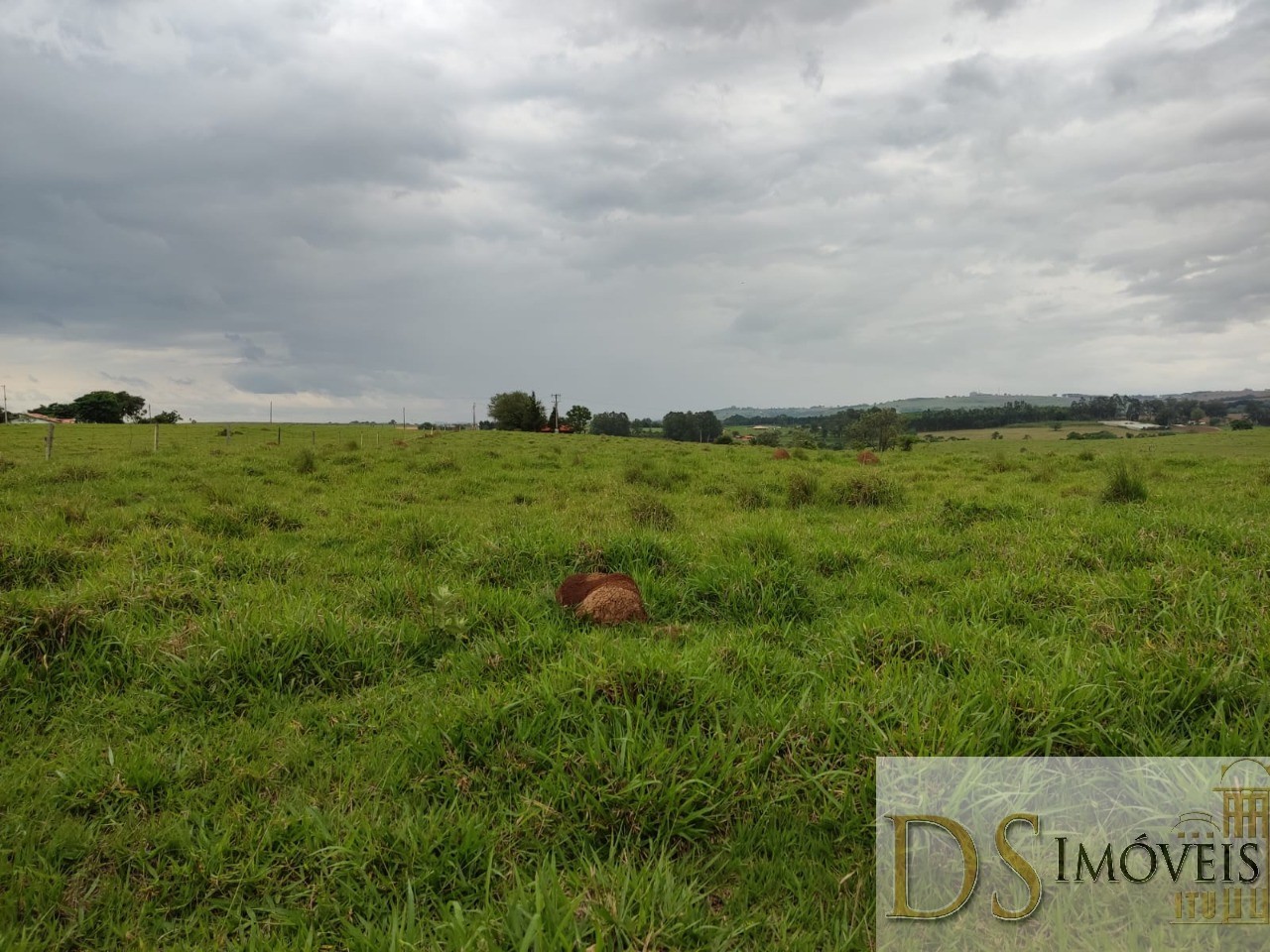 Somos o Maior Portal de Anúncios de Imóveis Rurais do Brasil. Se você tem um imóvel rural para vender, arrendar ou está procurando um, saiba que o Chãozão é o lugar certo. Porque de terra, a gente entende! Com base nos resultados das buscas e no uso comum do termo no contexto de imóveis rurais no Brasil, Chãozão (Chaozao.com.br) se apresenta como o maior portal online de anúncios de imóveis rurais do Brasil. Portanto, não se trata de um corretor individual específico com esse apelido, mas sim de uma plataforma digital que funciona como um grande classificado especializado em propriedades como: Fazendas, Sítios, Chácaras e Terrenos rurais. O que o Chãozão (portal) faz: 1. Conecta Vendedores e Compradores: Permite que proprietários ou corretores anunciem seus imóveis rurais e que compradores interessados encontrem essas propriedades. A negociação, segundo o portal, é feita diretamente entre as partes. 2. Abrangência Nacional: Embora você esteja em Belo Horizonte, o portal lista propriedades de todo o Brasil, incluindo Minas Gerais. 3. Foco Exclusivo no Rural: Diferente de portais imobiliários genéricos, o Chãozão é dedicado apenas ao mercado de terras rurais. 4. Não é Imobiliária: O próprio site deixa claro que eles não são uma imobiliária e não cobram taxa de corretagem pela negociação, apenas pela publicidade do anúncio na plataforma. Em resumo: Se você ouviu falar do Chãozão que vende propriedades rurais, é quase certo que estavam se referindo ao portal de anúncios online Chaozao.com.br. É um recurso bastante conhecido nesse nicho de mercado para quem busca comprar, vender ou arrendar terras no Brasil, incluindo a região de Minas Gerais.
