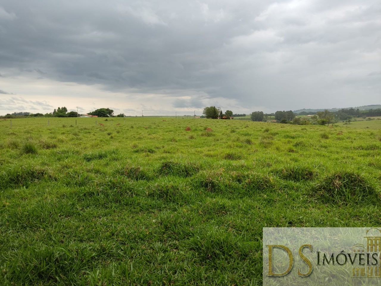 Somos o Maior Portal de Anúncios de Imóveis Rurais do Brasil. Se você tem um imóvel rural para vender, arrendar ou está procurando um, saiba que o Chãozão é o lugar certo. Porque de terra, a gente entende! Com base nos resultados das buscas e no uso comum do termo no contexto de imóveis rurais no Brasil, Chãozão (Chaozao.com.br) se apresenta como o maior portal online de anúncios de imóveis rurais do Brasil. Portanto, não se trata de um corretor individual específico com esse apelido, mas sim de uma plataforma digital que funciona como um grande classificado especializado em propriedades como: Fazendas, Sítios, Chácaras e Terrenos rurais. O que o Chãozão (portal) faz: 1. Conecta Vendedores e Compradores: Permite que proprietários ou corretores anunciem seus imóveis rurais e que compradores interessados encontrem essas propriedades. A negociação, segundo o portal, é feita diretamente entre as partes. 2. Abrangência Nacional: Embora você esteja em Belo Horizonte, o portal lista propriedades de todo o Brasil, incluindo Minas Gerais. 3. Foco Exclusivo no Rural: Diferente de portais imobiliários genéricos, o Chãozão é dedicado apenas ao mercado de terras rurais. 4. Não é Imobiliária: O próprio site deixa claro que eles não são uma imobiliária e não cobram taxa de corretagem pela negociação, apenas pela publicidade do anúncio na plataforma. Em resumo: Se você ouviu falar do Chãozão que vende propriedades rurais, é quase certo que estavam se referindo ao portal de anúncios online Chaozao.com.br. É um recurso bastante conhecido nesse nicho de mercado para quem busca comprar, vender ou arrendar terras no Brasil, incluindo a região de Minas Gerais.