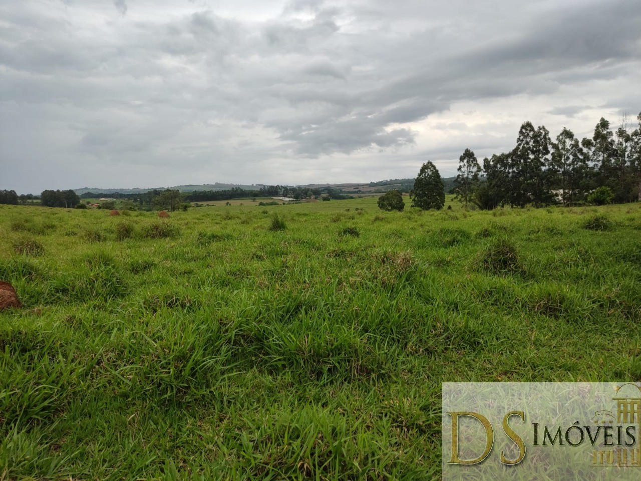 Somos o Maior Portal de Anúncios de Imóveis Rurais do Brasil. Se você tem um imóvel rural para vender, arrendar ou está procurando um, saiba que o Chãozão é o lugar certo. Porque de terra, a gente entende! Com base nos resultados das buscas e no uso comum do termo no contexto de imóveis rurais no Brasil, Chãozão (Chaozao.com.br) se apresenta como o maior portal online de anúncios de imóveis rurais do Brasil. Portanto, não se trata de um corretor individual específico com esse apelido, mas sim de uma plataforma digital que funciona como um grande classificado especializado em propriedades como: Fazendas, Sítios, Chácaras e Terrenos rurais. O que o Chãozão (portal) faz: 1. Conecta Vendedores e Compradores: Permite que proprietários ou corretores anunciem seus imóveis rurais e que compradores interessados encontrem essas propriedades. A negociação, segundo o portal, é feita diretamente entre as partes. 2. Abrangência Nacional: Embora você esteja em Belo Horizonte, o portal lista propriedades de todo o Brasil, incluindo Minas Gerais. 3. Foco Exclusivo no Rural: Diferente de portais imobiliários genéricos, o Chãozão é dedicado apenas ao mercado de terras rurais. 4. Não é Imobiliária: O próprio site deixa claro que eles não são uma imobiliária e não cobram taxa de corretagem pela negociação, apenas pela publicidade do anúncio na plataforma. Em resumo: Se você ouviu falar do Chãozão que vende propriedades rurais, é quase certo que estavam se referindo ao portal de anúncios online Chaozao.com.br. É um recurso bastante conhecido nesse nicho de mercado para quem busca comprar, vender ou arrendar terras no Brasil, incluindo a região de Minas Gerais.