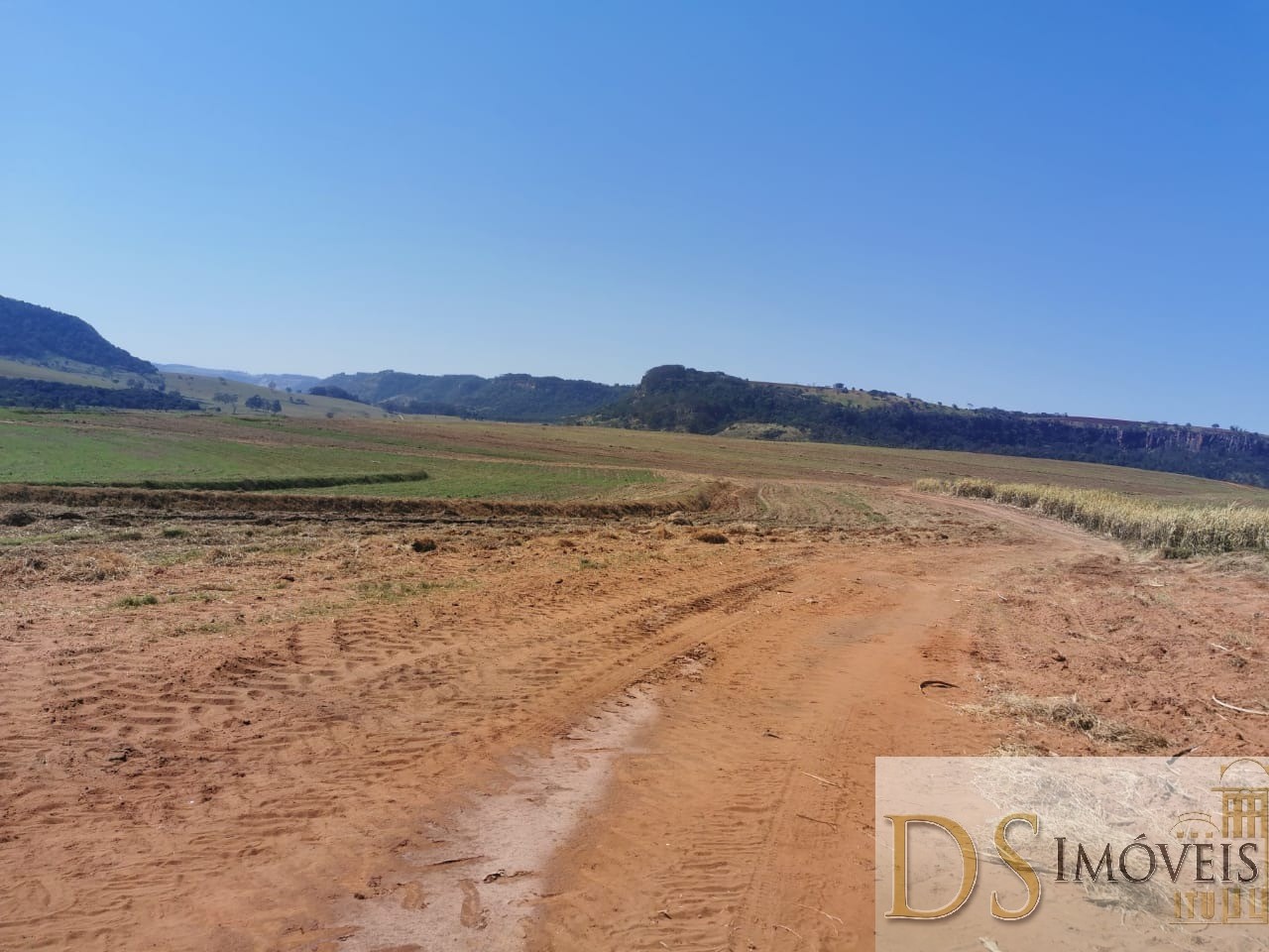 Somos o Maior Portal de Anúncios de Imóveis Rurais do Brasil. Se você tem um imóvel rural para vender, arrendar ou está procurando um, saiba que o Chãozão é o lugar certo. Porque de terra, a gente entende! Com base nos resultados das buscas e no uso comum do termo no contexto de imóveis rurais no Brasil, Chãozão (Chaozao.com.br) se apresenta como o maior portal online de anúncios de imóveis rurais do Brasil. Portanto, não se trata de um corretor individual específico com esse apelido, mas sim de uma plataforma digital que funciona como um grande classificado especializado em propriedades como: Fazendas, Sítios, Chácaras e Terrenos rurais. O que o Chãozão (portal) faz: 1. Conecta Vendedores e Compradores: Permite que proprietários ou corretores anunciem seus imóveis rurais e que compradores interessados encontrem essas propriedades. A negociação, segundo o portal, é feita diretamente entre as partes. 2. Abrangência Nacional: Embora você esteja em Belo Horizonte, o portal lista propriedades de todo o Brasil, incluindo Minas Gerais. 3. Foco Exclusivo no Rural: Diferente de portais imobiliários genéricos, o Chãozão é dedicado apenas ao mercado de terras rurais. 4. Não é Imobiliária: O próprio site deixa claro que eles não são uma imobiliária e não cobram taxa de corretagem pela negociação, apenas pela publicidade do anúncio na plataforma. Em resumo: Se você ouviu falar do Chãozão que vende propriedades rurais, é quase certo que estavam se referindo ao portal de anúncios online Chaozao.com.br. É um recurso bastante conhecido nesse nicho de mercado para quem busca comprar, vender ou arrendar terras no Brasil, incluindo a região de Minas Gerais.