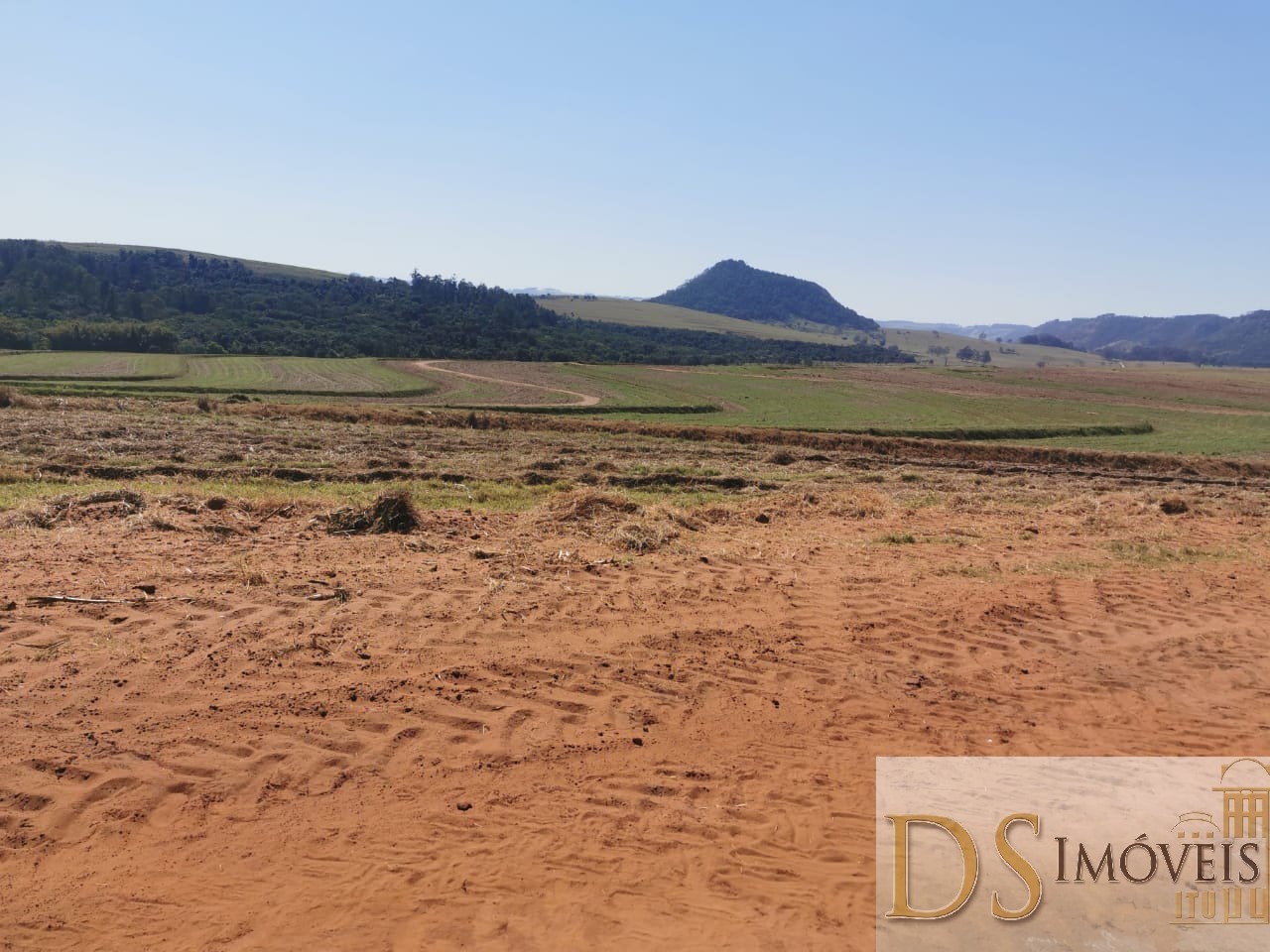 Somos o Maior Portal de Anúncios de Imóveis Rurais do Brasil. Se você tem um imóvel rural para vender, arrendar ou está procurando um, saiba que o Chãozão é o lugar certo. Porque de terra, a gente entende! Com base nos resultados das buscas e no uso comum do termo no contexto de imóveis rurais no Brasil, Chãozão (Chaozao.com.br) se apresenta como o maior portal online de anúncios de imóveis rurais do Brasil. Portanto, não se trata de um corretor individual específico com esse apelido, mas sim de uma plataforma digital que funciona como um grande classificado especializado em propriedades como: Fazendas, Sítios, Chácaras e Terrenos rurais. O que o Chãozão (portal) faz: 1. Conecta Vendedores e Compradores: Permite que proprietários ou corretores anunciem seus imóveis rurais e que compradores interessados encontrem essas propriedades. A negociação, segundo o portal, é feita diretamente entre as partes. 2. Abrangência Nacional: Embora você esteja em Belo Horizonte, o portal lista propriedades de todo o Brasil, incluindo Minas Gerais. 3. Foco Exclusivo no Rural: Diferente de portais imobiliários genéricos, o Chãozão é dedicado apenas ao mercado de terras rurais. 4. Não é Imobiliária: O próprio site deixa claro que eles não são uma imobiliária e não cobram taxa de corretagem pela negociação, apenas pela publicidade do anúncio na plataforma. Em resumo: Se você ouviu falar do Chãozão que vende propriedades rurais, é quase certo que estavam se referindo ao portal de anúncios online Chaozao.com.br. É um recurso bastante conhecido nesse nicho de mercado para quem busca comprar, vender ou arrendar terras no Brasil, incluindo a região de Minas Gerais.