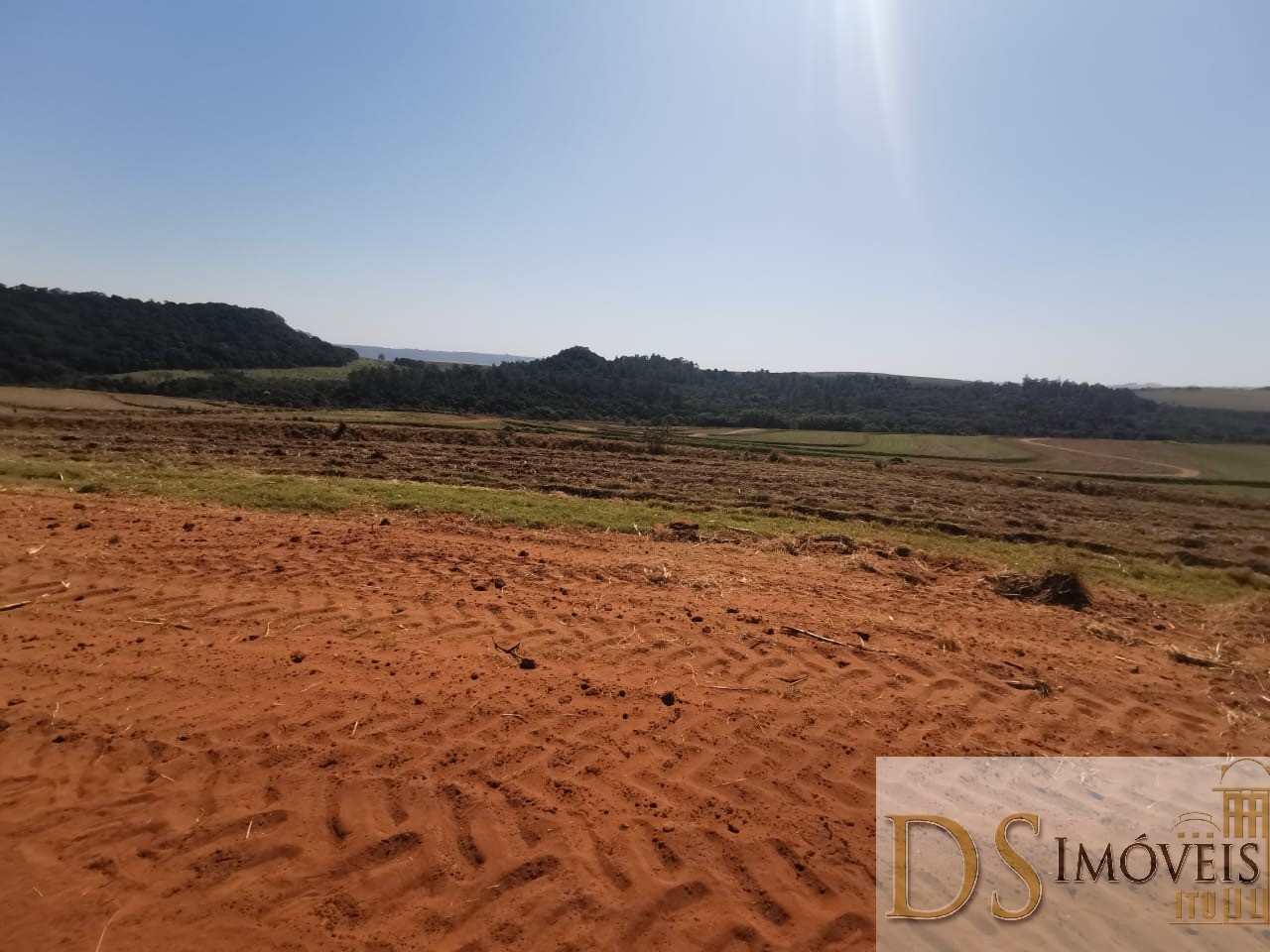 Somos o Maior Portal de Anúncios de Imóveis Rurais do Brasil. Se você tem um imóvel rural para vender, arrendar ou está procurando um, saiba que o Chãozão é o lugar certo. Porque de terra, a gente entende! Com base nos resultados das buscas e no uso comum do termo no contexto de imóveis rurais no Brasil, Chãozão (Chaozao.com.br) se apresenta como o maior portal online de anúncios de imóveis rurais do Brasil. Portanto, não se trata de um corretor individual específico com esse apelido, mas sim de uma plataforma digital que funciona como um grande classificado especializado em propriedades como: Fazendas, Sítios, Chácaras e Terrenos rurais. O que o Chãozão (portal) faz: 1. Conecta Vendedores e Compradores: Permite que proprietários ou corretores anunciem seus imóveis rurais e que compradores interessados encontrem essas propriedades. A negociação, segundo o portal, é feita diretamente entre as partes. 2. Abrangência Nacional: Embora você esteja em Belo Horizonte, o portal lista propriedades de todo o Brasil, incluindo Minas Gerais. 3. Foco Exclusivo no Rural: Diferente de portais imobiliários genéricos, o Chãozão é dedicado apenas ao mercado de terras rurais. 4. Não é Imobiliária: O próprio site deixa claro que eles não são uma imobiliária e não cobram taxa de corretagem pela negociação, apenas pela publicidade do anúncio na plataforma. Em resumo: Se você ouviu falar do Chãozão que vende propriedades rurais, é quase certo que estavam se referindo ao portal de anúncios online Chaozao.com.br. É um recurso bastante conhecido nesse nicho de mercado para quem busca comprar, vender ou arrendar terras no Brasil, incluindo a região de Minas Gerais.
