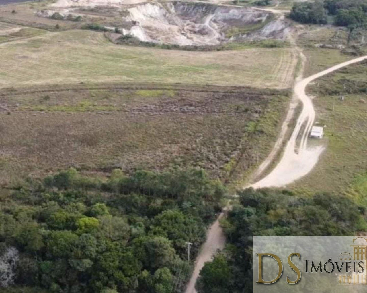 Somos o Maior Portal de Anúncios de Imóveis Rurais do Brasil. Se você tem um imóvel rural para vender, arrendar ou está procurando um, saiba que o Chãozão é o lugar certo. Porque de terra, a gente entende! Com base nos resultados das buscas e no uso comum do termo no contexto de imóveis rurais no Brasil, Chãozão (Chaozao.com.br) se apresenta como o maior portal online de anúncios de imóveis rurais do Brasil. Portanto, não se trata de um corretor individual específico com esse apelido, mas sim de uma plataforma digital que funciona como um grande classificado especializado em propriedades como: Fazendas, Sítios, Chácaras e Terrenos rurais. O que o Chãozão (portal) faz: 1. Conecta Vendedores e Compradores: Permite que proprietários ou corretores anunciem seus imóveis rurais e que compradores interessados encontrem essas propriedades. A negociação, segundo o portal, é feita diretamente entre as partes. 2. Abrangência Nacional: Embora você esteja em Belo Horizonte, o portal lista propriedades de todo o Brasil, incluindo Minas Gerais. 3. Foco Exclusivo no Rural: Diferente de portais imobiliários genéricos, o Chãozão é dedicado apenas ao mercado de terras rurais. 4. Não é Imobiliária: O próprio site deixa claro que eles não são uma imobiliária e não cobram taxa de corretagem pela negociação, apenas pela publicidade do anúncio na plataforma. Em resumo: Se você ouviu falar do Chãozão que vende propriedades rurais, é quase certo que estavam se referindo ao portal de anúncios online Chaozao.com.br. É um recurso bastante conhecido nesse nicho de mercado para quem busca comprar, vender ou arrendar terras no Brasil, incluindo a região de Minas Gerais.