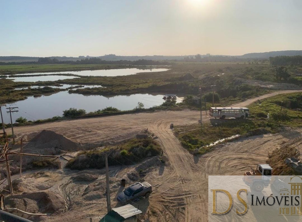 Somos o Maior Portal de Anúncios de Imóveis Rurais do Brasil. Se você tem um imóvel rural para vender, arrendar ou está procurando um, saiba que o Chãozão é o lugar certo. Porque de terra, a gente entende! Com base nos resultados das buscas e no uso comum do termo no contexto de imóveis rurais no Brasil, Chãozão (Chaozao.com.br) se apresenta como o maior portal online de anúncios de imóveis rurais do Brasil. Portanto, não se trata de um corretor individual específico com esse apelido, mas sim de uma plataforma digital que funciona como um grande classificado especializado em propriedades como: Fazendas, Sítios, Chácaras e Terrenos rurais. O que o Chãozão (portal) faz: 1. Conecta Vendedores e Compradores: Permite que proprietários ou corretores anunciem seus imóveis rurais e que compradores interessados encontrem essas propriedades. A negociação, segundo o portal, é feita diretamente entre as partes. 2. Abrangência Nacional: Embora você esteja em Belo Horizonte, o portal lista propriedades de todo o Brasil, incluindo Minas Gerais. 3. Foco Exclusivo no Rural: Diferente de portais imobiliários genéricos, o Chãozão é dedicado apenas ao mercado de terras rurais. 4. Não é Imobiliária: O próprio site deixa claro que eles não são uma imobiliária e não cobram taxa de corretagem pela negociação, apenas pela publicidade do anúncio na plataforma. Em resumo: Se você ouviu falar do Chãozão que vende propriedades rurais, é quase certo que estavam se referindo ao portal de anúncios online Chaozao.com.br. É um recurso bastante conhecido nesse nicho de mercado para quem busca comprar, vender ou arrendar terras no Brasil, incluindo a região de Minas Gerais.