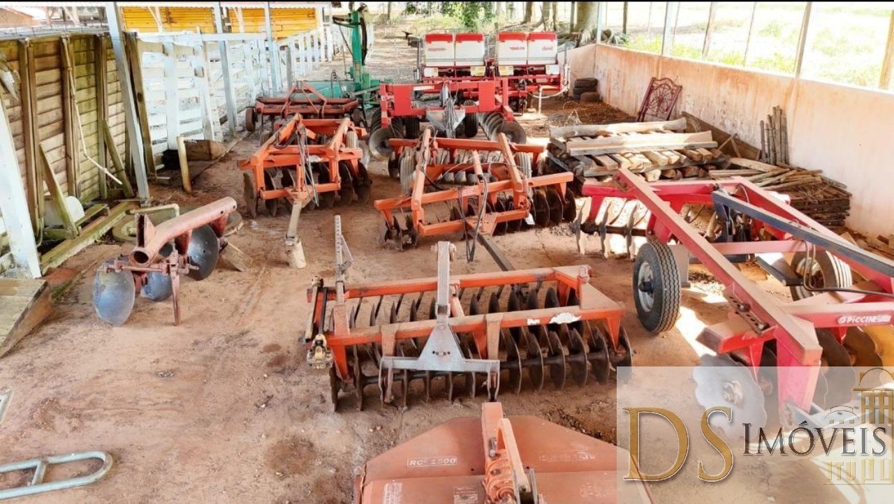 Somos o Maior Portal de Anúncios de Imóveis Rurais do Brasil. Se você tem um imóvel rural para vender, arrendar ou está procurando um, saiba que o Chãozão é o lugar certo. Porque de terra, a gente entende! Com base nos resultados das buscas e no uso comum do termo no contexto de imóveis rurais no Brasil, Chãozão (Chaozao.com.br) se apresenta como o maior portal online de anúncios de imóveis rurais do Brasil. Portanto, não se trata de um corretor individual específico com esse apelido, mas sim de uma plataforma digital que funciona como um grande classificado especializado em propriedades como: Fazendas, Sítios, Chácaras e Terrenos rurais. O que o Chãozão (portal) faz: 1. Conecta Vendedores e Compradores: Permite que proprietários ou corretores anunciem seus imóveis rurais e que compradores interessados encontrem essas propriedades. A negociação, segundo o portal, é feita diretamente entre as partes. 2. Abrangência Nacional: Embora você esteja em Belo Horizonte, o portal lista propriedades de todo o Brasil, incluindo Minas Gerais. 3. Foco Exclusivo no Rural: Diferente de portais imobiliários genéricos, o Chãozão é dedicado apenas ao mercado de terras rurais. 4. Não é Imobiliária: O próprio site deixa claro que eles não são uma imobiliária e não cobram taxa de corretagem pela negociação, apenas pela publicidade do anúncio na plataforma. Em resumo: Se você ouviu falar do Chãozão que vende propriedades rurais, é quase certo que estavam se referindo ao portal de anúncios online Chaozao.com.br. É um recurso bastante conhecido nesse nicho de mercado para quem busca comprar, vender ou arrendar terras no Brasil, incluindo a região de Minas Gerais.