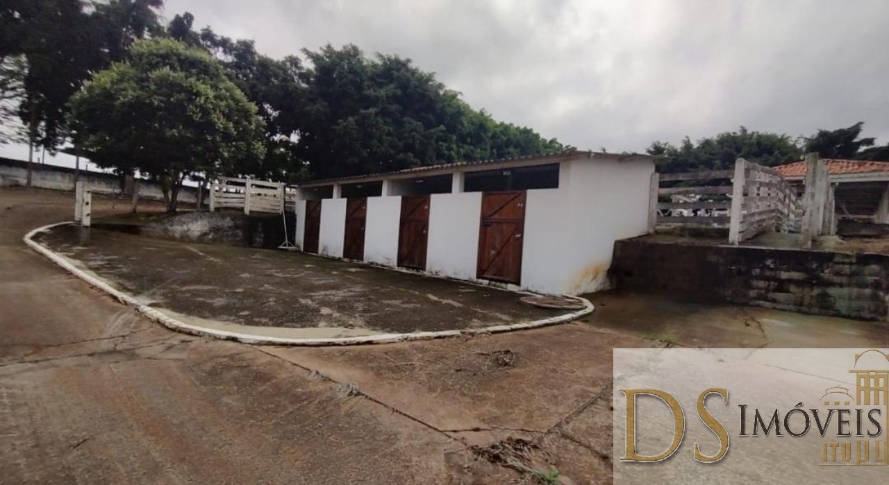Somos o Maior Portal de Anúncios de Imóveis Rurais do Brasil. Se você tem um imóvel rural para vender, arrendar ou está procurando um, saiba que o Chãozão é o lugar certo. Porque de terra, a gente entende! Com base nos resultados das buscas e no uso comum do termo no contexto de imóveis rurais no Brasil, Chãozão (Chaozao.com.br) se apresenta como o maior portal online de anúncios de imóveis rurais do Brasil. Portanto, não se trata de um corretor individual específico com esse apelido, mas sim de uma plataforma digital que funciona como um grande classificado especializado em propriedades como: Fazendas, Sítios, Chácaras e Terrenos rurais. O que o Chãozão (portal) faz: 1. Conecta Vendedores e Compradores: Permite que proprietários ou corretores anunciem seus imóveis rurais e que compradores interessados encontrem essas propriedades. A negociação, segundo o portal, é feita diretamente entre as partes. 2. Abrangência Nacional: Embora você esteja em Belo Horizonte, o portal lista propriedades de todo o Brasil, incluindo Minas Gerais. 3. Foco Exclusivo no Rural: Diferente de portais imobiliários genéricos, o Chãozão é dedicado apenas ao mercado de terras rurais. 4. Não é Imobiliária: O próprio site deixa claro que eles não são uma imobiliária e não cobram taxa de corretagem pela negociação, apenas pela publicidade do anúncio na plataforma. Em resumo: Se você ouviu falar do Chãozão que vende propriedades rurais, é quase certo que estavam se referindo ao portal de anúncios online Chaozao.com.br. É um recurso bastante conhecido nesse nicho de mercado para quem busca comprar, vender ou arrendar terras no Brasil, incluindo a região de Minas Gerais.