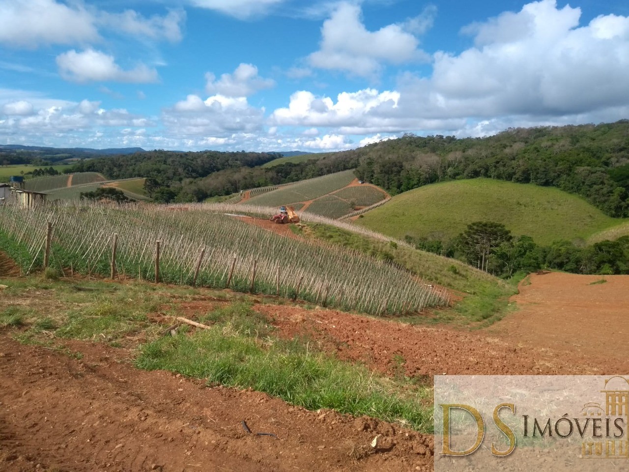 Somos o Maior Portal de Anúncios de Imóveis Rurais do Brasil. Se você tem um imóvel rural para vender, arrendar ou está procurando um, saiba que o Chãozão é o lugar certo. Porque de terra, a gente entende! Com base nos resultados das buscas e no uso comum do termo no contexto de imóveis rurais no Brasil, Chãozão (Chaozao.com.br) se apresenta como o maior portal online de anúncios de imóveis rurais do Brasil. Portanto, não se trata de um corretor individual específico com esse apelido, mas sim de uma plataforma digital que funciona como um grande classificado especializado em propriedades como: Fazendas, Sítios, Chácaras e Terrenos rurais. O que o Chãozão (portal) faz: 1. Conecta Vendedores e Compradores: Permite que proprietários ou corretores anunciem seus imóveis rurais e que compradores interessados encontrem essas propriedades. A negociação, segundo o portal, é feita diretamente entre as partes. 2. Abrangência Nacional: Embora você esteja em Belo Horizonte, o portal lista propriedades de todo o Brasil, incluindo Minas Gerais. 3. Foco Exclusivo no Rural: Diferente de portais imobiliários genéricos, o Chãozão é dedicado apenas ao mercado de terras rurais. 4. Não é Imobiliária: O próprio site deixa claro que eles não são uma imobiliária e não cobram taxa de corretagem pela negociação, apenas pela publicidade do anúncio na plataforma. Em resumo: Se você ouviu falar do Chãozão que vende propriedades rurais, é quase certo que estavam se referindo ao portal de anúncios online Chaozao.com.br. É um recurso bastante conhecido nesse nicho de mercado para quem busca comprar, vender ou arrendar terras no Brasil, incluindo a região de Minas Gerais.