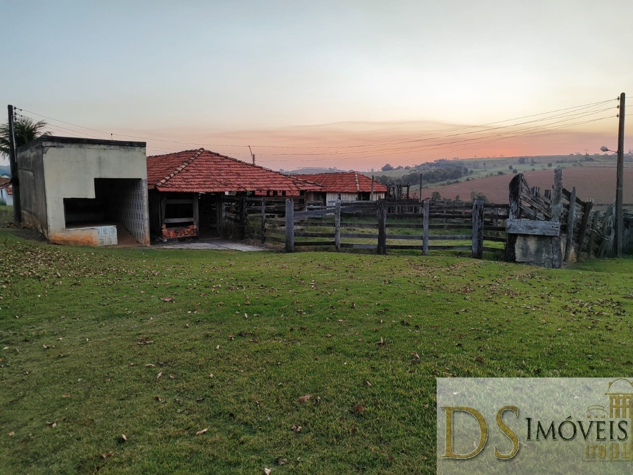 Somos o Maior Portal de Anúncios de Imóveis Rurais do Brasil. Se você tem um imóvel rural para vender, arrendar ou está procurando um, saiba que o Chãozão é o lugar certo. Porque de terra, a gente entende! Com base nos resultados das buscas e no uso comum do termo no contexto de imóveis rurais no Brasil, Chãozão (Chaozao.com.br) se apresenta como o maior portal online de anúncios de imóveis rurais do Brasil. Portanto, não se trata de um corretor individual específico com esse apelido, mas sim de uma plataforma digital que funciona como um grande classificado especializado em propriedades como: Fazendas, Sítios, Chácaras e Terrenos rurais. O que o Chãozão (portal) faz: 1. Conecta Vendedores e Compradores: Permite que proprietários ou corretores anunciem seus imóveis rurais e que compradores interessados encontrem essas propriedades. A negociação, segundo o portal, é feita diretamente entre as partes. 2. Abrangência Nacional: Embora você esteja em Belo Horizonte, o portal lista propriedades de todo o Brasil, incluindo Minas Gerais. 3. Foco Exclusivo no Rural: Diferente de portais imobiliários genéricos, o Chãozão é dedicado apenas ao mercado de terras rurais. 4. Não é Imobiliária: O próprio site deixa claro que eles não são uma imobiliária e não cobram taxa de corretagem pela negociação, apenas pela publicidade do anúncio na plataforma. Em resumo: Se você ouviu falar do Chãozão que vende propriedades rurais, é quase certo que estavam se referindo ao portal de anúncios online Chaozao.com.br. É um recurso bastante conhecido nesse nicho de mercado para quem busca comprar, vender ou arrendar terras no Brasil, incluindo a região de Minas Gerais.