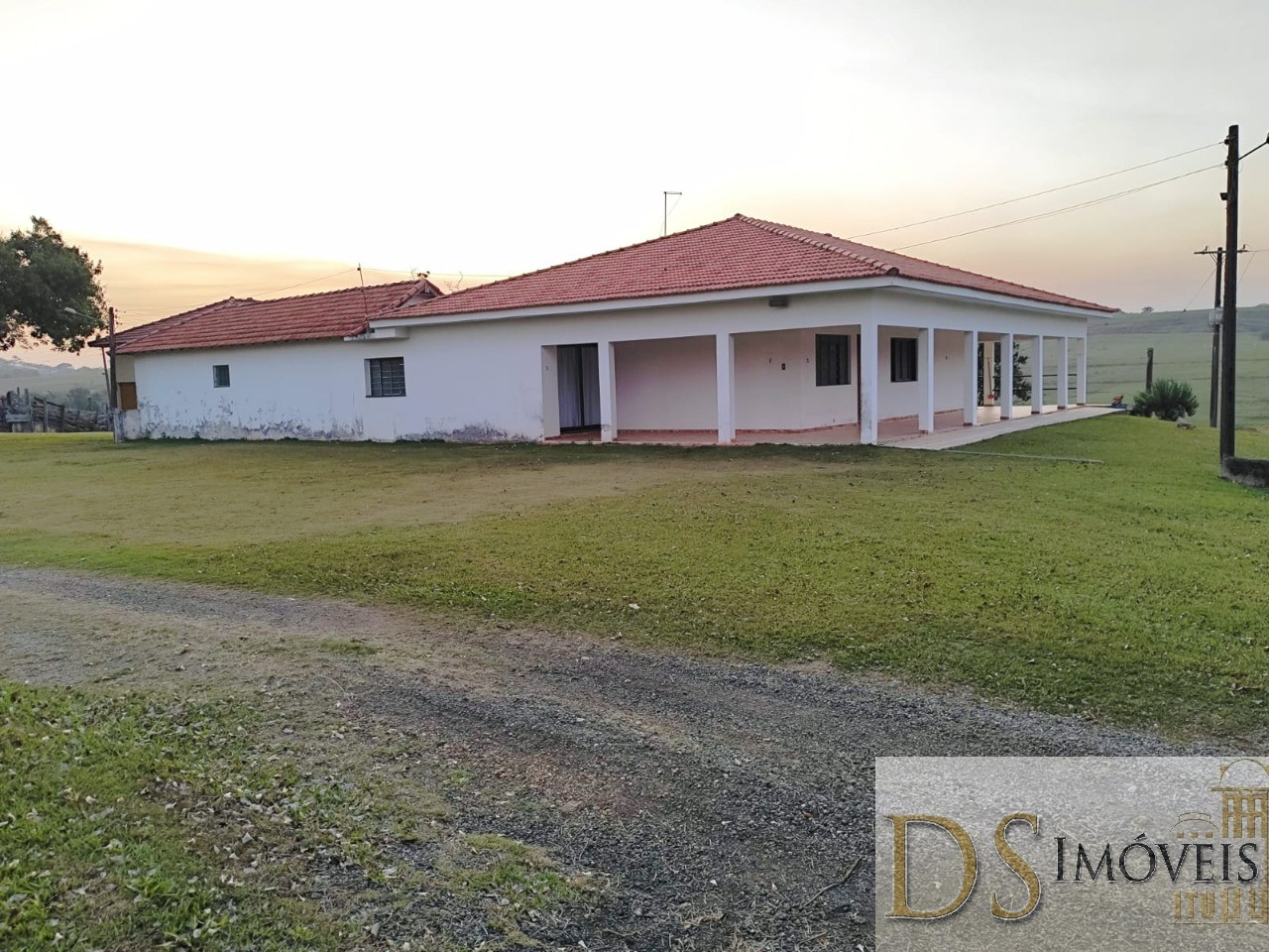 Somos o Maior Portal de Anúncios de Imóveis Rurais do Brasil. Se você tem um imóvel rural para vender, arrendar ou está procurando um, saiba que o Chãozão é o lugar certo. Porque de terra, a gente entende! Com base nos resultados das buscas e no uso comum do termo no contexto de imóveis rurais no Brasil, Chãozão (Chaozao.com.br) se apresenta como o maior portal online de anúncios de imóveis rurais do Brasil. Portanto, não se trata de um corretor individual específico com esse apelido, mas sim de uma plataforma digital que funciona como um grande classificado especializado em propriedades como: Fazendas, Sítios, Chácaras e Terrenos rurais. O que o Chãozão (portal) faz: 1. Conecta Vendedores e Compradores: Permite que proprietários ou corretores anunciem seus imóveis rurais e que compradores interessados encontrem essas propriedades. A negociação, segundo o portal, é feita diretamente entre as partes. 2. Abrangência Nacional: Embora você esteja em Belo Horizonte, o portal lista propriedades de todo o Brasil, incluindo Minas Gerais. 3. Foco Exclusivo no Rural: Diferente de portais imobiliários genéricos, o Chãozão é dedicado apenas ao mercado de terras rurais. 4. Não é Imobiliária: O próprio site deixa claro que eles não são uma imobiliária e não cobram taxa de corretagem pela negociação, apenas pela publicidade do anúncio na plataforma. Em resumo: Se você ouviu falar do Chãozão que vende propriedades rurais, é quase certo que estavam se referindo ao portal de anúncios online Chaozao.com.br. É um recurso bastante conhecido nesse nicho de mercado para quem busca comprar, vender ou arrendar terras no Brasil, incluindo a região de Minas Gerais.