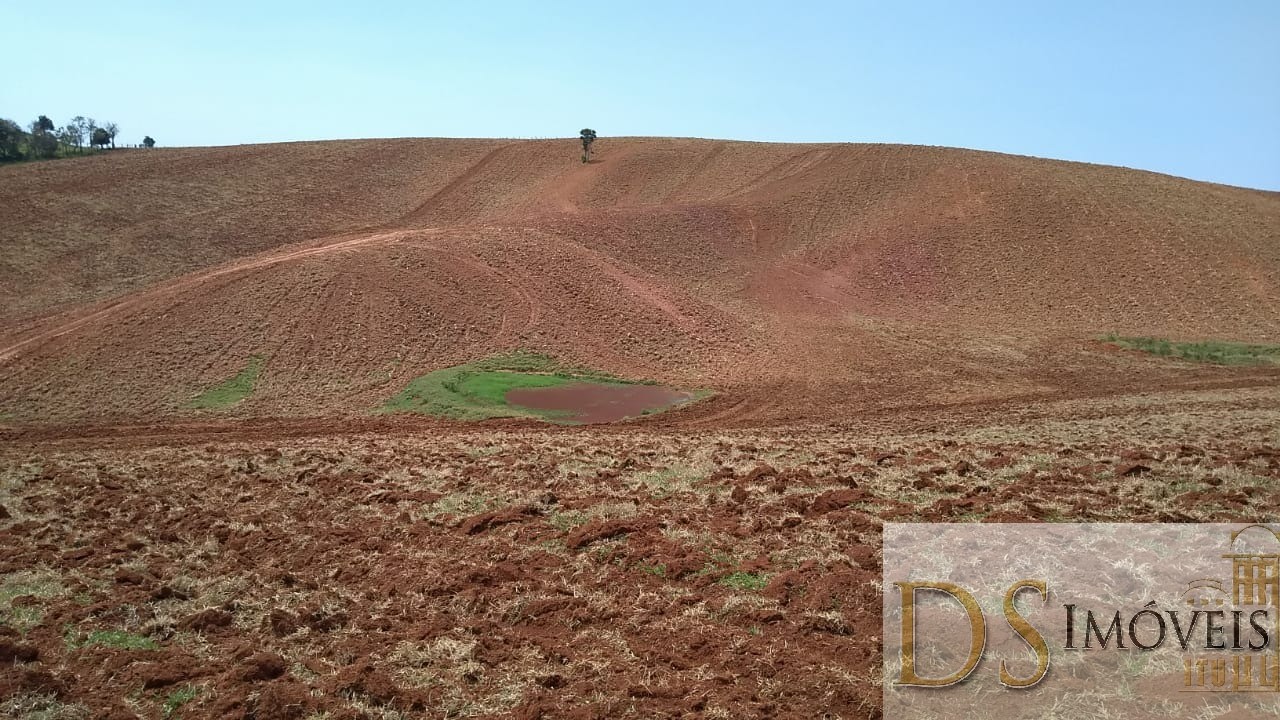 Somos o Maior Portal de Anúncios de Imóveis Rurais do Brasil. Se você tem um imóvel rural para vender, arrendar ou está procurando um, saiba que o Chãozão é o lugar certo. Porque de terra, a gente entende! Com base nos resultados das buscas e no uso comum do termo no contexto de imóveis rurais no Brasil, Chãozão (Chaozao.com.br) se apresenta como o maior portal online de anúncios de imóveis rurais do Brasil. Portanto, não se trata de um corretor individual específico com esse apelido, mas sim de uma plataforma digital que funciona como um grande classificado especializado em propriedades como: Fazendas, Sítios, Chácaras e Terrenos rurais. O que o Chãozão (portal) faz: 1. Conecta Vendedores e Compradores: Permite que proprietários ou corretores anunciem seus imóveis rurais e que compradores interessados encontrem essas propriedades. A negociação, segundo o portal, é feita diretamente entre as partes. 2. Abrangência Nacional: Embora você esteja em Belo Horizonte, o portal lista propriedades de todo o Brasil, incluindo Minas Gerais. 3. Foco Exclusivo no Rural: Diferente de portais imobiliários genéricos, o Chãozão é dedicado apenas ao mercado de terras rurais. 4. Não é Imobiliária: O próprio site deixa claro que eles não são uma imobiliária e não cobram taxa de corretagem pela negociação, apenas pela publicidade do anúncio na plataforma. Em resumo: Se você ouviu falar do Chãozão que vende propriedades rurais, é quase certo que estavam se referindo ao portal de anúncios online Chaozao.com.br. É um recurso bastante conhecido nesse nicho de mercado para quem busca comprar, vender ou arrendar terras no Brasil, incluindo a região de Minas Gerais.