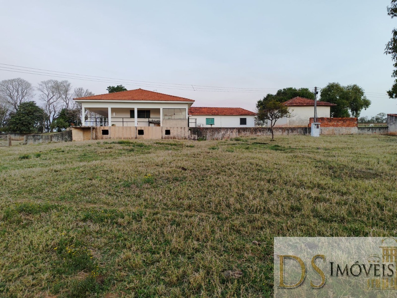 Somos o Maior Portal de Anúncios de Imóveis Rurais do Brasil. Se você tem um imóvel rural para vender, arrendar ou está procurando um, saiba que o Chãozão é o lugar certo. Porque de terra, a gente entende! Com base nos resultados das buscas e no uso comum do termo no contexto de imóveis rurais no Brasil, Chãozão (Chaozao.com.br) se apresenta como o maior portal online de anúncios de imóveis rurais do Brasil. Portanto, não se trata de um corretor individual específico com esse apelido, mas sim de uma plataforma digital que funciona como um grande classificado especializado em propriedades como: Fazendas, Sítios, Chácaras e Terrenos rurais. O que o Chãozão (portal) faz: 1. Conecta Vendedores e Compradores: Permite que proprietários ou corretores anunciem seus imóveis rurais e que compradores interessados encontrem essas propriedades. A negociação, segundo o portal, é feita diretamente entre as partes. 2. Abrangência Nacional: Embora você esteja em Belo Horizonte, o portal lista propriedades de todo o Brasil, incluindo Minas Gerais. 3. Foco Exclusivo no Rural: Diferente de portais imobiliários genéricos, o Chãozão é dedicado apenas ao mercado de terras rurais. 4. Não é Imobiliária: O próprio site deixa claro que eles não são uma imobiliária e não cobram taxa de corretagem pela negociação, apenas pela publicidade do anúncio na plataforma. Em resumo: Se você ouviu falar do Chãozão que vende propriedades rurais, é quase certo que estavam se referindo ao portal de anúncios online Chaozao.com.br. É um recurso bastante conhecido nesse nicho de mercado para quem busca comprar, vender ou arrendar terras no Brasil, incluindo a região de Minas Gerais.