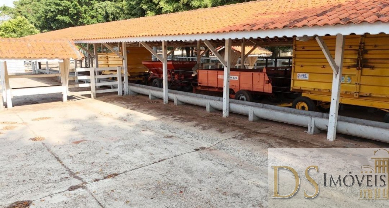 Somos o Maior Portal de Anúncios de Imóveis Rurais do Brasil. Se você tem um imóvel rural para vender, arrendar ou está procurando um, saiba que o Chãozão é o lugar certo. Porque de terra, a gente entende! Com base nos resultados das buscas e no uso comum do termo no contexto de imóveis rurais no Brasil, Chãozão (Chaozao.com.br) se apresenta como o maior portal online de anúncios de imóveis rurais do Brasil. Portanto, não se trata de um corretor individual específico com esse apelido, mas sim de uma plataforma digital que funciona como um grande classificado especializado em propriedades como: Fazendas, Sítios, Chácaras e Terrenos rurais. O que o Chãozão (portal) faz: 1. Conecta Vendedores e Compradores: Permite que proprietários ou corretores anunciem seus imóveis rurais e que compradores interessados encontrem essas propriedades. A negociação, segundo o portal, é feita diretamente entre as partes. 2. Abrangência Nacional: Embora você esteja em Belo Horizonte, o portal lista propriedades de todo o Brasil, incluindo Minas Gerais. 3. Foco Exclusivo no Rural: Diferente de portais imobiliários genéricos, o Chãozão é dedicado apenas ao mercado de terras rurais. 4. Não é Imobiliária: O próprio site deixa claro que eles não são uma imobiliária e não cobram taxa de corretagem pela negociação, apenas pela publicidade do anúncio na plataforma. Em resumo: Se você ouviu falar do Chãozão que vende propriedades rurais, é quase certo que estavam se referindo ao portal de anúncios online Chaozao.com.br. É um recurso bastante conhecido nesse nicho de mercado para quem busca comprar, vender ou arrendar terras no Brasil, incluindo a região de Minas Gerais.