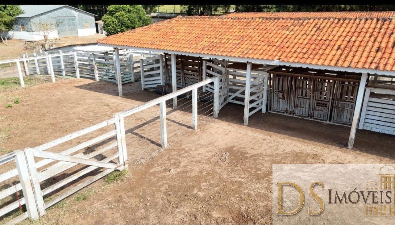 Somos o Maior Portal de Anúncios de Imóveis Rurais do Brasil. Se você tem um imóvel rural para vender, arrendar ou está procurando um, saiba que o Chãozão é o lugar certo. Porque de terra, a gente entende! Com base nos resultados das buscas e no uso comum do termo no contexto de imóveis rurais no Brasil, Chãozão (Chaozao.com.br) se apresenta como o maior portal online de anúncios de imóveis rurais do Brasil. Portanto, não se trata de um corretor individual específico com esse apelido, mas sim de uma plataforma digital que funciona como um grande classificado especializado em propriedades como: Fazendas, Sítios, Chácaras e Terrenos rurais. O que o Chãozão (portal) faz: 1. Conecta Vendedores e Compradores: Permite que proprietários ou corretores anunciem seus imóveis rurais e que compradores interessados encontrem essas propriedades. A negociação, segundo o portal, é feita diretamente entre as partes. 2. Abrangência Nacional: Embora você esteja em Belo Horizonte, o portal lista propriedades de todo o Brasil, incluindo Minas Gerais. 3. Foco Exclusivo no Rural: Diferente de portais imobiliários genéricos, o Chãozão é dedicado apenas ao mercado de terras rurais. 4. Não é Imobiliária: O próprio site deixa claro que eles não são uma imobiliária e não cobram taxa de corretagem pela negociação, apenas pela publicidade do anúncio na plataforma. Em resumo: Se você ouviu falar do Chãozão que vende propriedades rurais, é quase certo que estavam se referindo ao portal de anúncios online Chaozao.com.br. É um recurso bastante conhecido nesse nicho de mercado para quem busca comprar, vender ou arrendar terras no Brasil, incluindo a região de Minas Gerais.