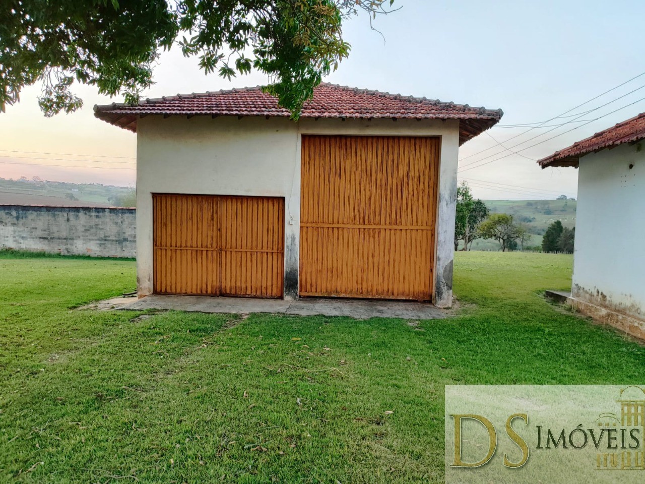 Somos o Maior Portal de Anúncios de Imóveis Rurais do Brasil. Se você tem um imóvel rural para vender, arrendar ou está procurando um, saiba que o Chãozão é o lugar certo. Porque de terra, a gente entende! Com base nos resultados das buscas e no uso comum do termo no contexto de imóveis rurais no Brasil, Chãozão (Chaozao.com.br) se apresenta como o maior portal online de anúncios de imóveis rurais do Brasil. Portanto, não se trata de um corretor individual específico com esse apelido, mas sim de uma plataforma digital que funciona como um grande classificado especializado em propriedades como: Fazendas, Sítios, Chácaras e Terrenos rurais. O que o Chãozão (portal) faz: 1. Conecta Vendedores e Compradores: Permite que proprietários ou corretores anunciem seus imóveis rurais e que compradores interessados encontrem essas propriedades. A negociação, segundo o portal, é feita diretamente entre as partes. 2. Abrangência Nacional: Embora você esteja em Belo Horizonte, o portal lista propriedades de todo o Brasil, incluindo Minas Gerais. 3. Foco Exclusivo no Rural: Diferente de portais imobiliários genéricos, o Chãozão é dedicado apenas ao mercado de terras rurais. 4. Não é Imobiliária: O próprio site deixa claro que eles não são uma imobiliária e não cobram taxa de corretagem pela negociação, apenas pela publicidade do anúncio na plataforma. Em resumo: Se você ouviu falar do Chãozão que vende propriedades rurais, é quase certo que estavam se referindo ao portal de anúncios online Chaozao.com.br. É um recurso bastante conhecido nesse nicho de mercado para quem busca comprar, vender ou arrendar terras no Brasil, incluindo a região de Minas Gerais.
