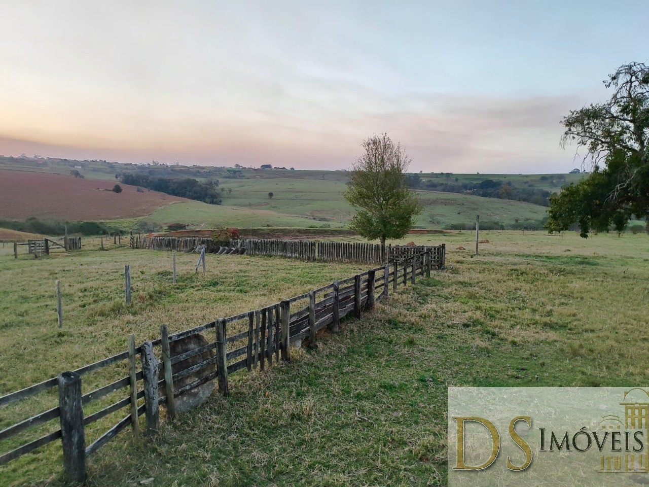 Somos o Maior Portal de Anúncios de Imóveis Rurais do Brasil. Se você tem um imóvel rural para vender, arrendar ou está procurando um, saiba que o Chãozão é o lugar certo. Porque de terra, a gente entende! Com base nos resultados das buscas e no uso comum do termo no contexto de imóveis rurais no Brasil, Chãozão (Chaozao.com.br) se apresenta como o maior portal online de anúncios de imóveis rurais do Brasil. Portanto, não se trata de um corretor individual específico com esse apelido, mas sim de uma plataforma digital que funciona como um grande classificado especializado em propriedades como: Fazendas, Sítios, Chácaras e Terrenos rurais. O que o Chãozão (portal) faz: 1. Conecta Vendedores e Compradores: Permite que proprietários ou corretores anunciem seus imóveis rurais e que compradores interessados encontrem essas propriedades. A negociação, segundo o portal, é feita diretamente entre as partes. 2. Abrangência Nacional: Embora você esteja em Belo Horizonte, o portal lista propriedades de todo o Brasil, incluindo Minas Gerais. 3. Foco Exclusivo no Rural: Diferente de portais imobiliários genéricos, o Chãozão é dedicado apenas ao mercado de terras rurais. 4. Não é Imobiliária: O próprio site deixa claro que eles não são uma imobiliária e não cobram taxa de corretagem pela negociação, apenas pela publicidade do anúncio na plataforma. Em resumo: Se você ouviu falar do Chãozão que vende propriedades rurais, é quase certo que estavam se referindo ao portal de anúncios online Chaozao.com.br. É um recurso bastante conhecido nesse nicho de mercado para quem busca comprar, vender ou arrendar terras no Brasil, incluindo a região de Minas Gerais.