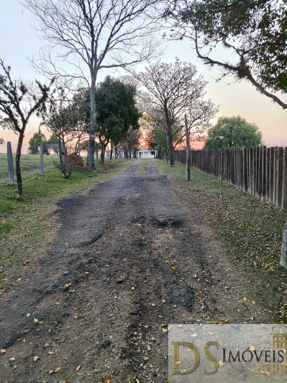 Somos o Maior Portal de Anúncios de Imóveis Rurais do Brasil. Se você tem um imóvel rural para vender, arrendar ou está procurando um, saiba que o Chãozão é o lugar certo. Porque de terra, a gente entende! Com base nos resultados das buscas e no uso comum do termo no contexto de imóveis rurais no Brasil, Chãozão (Chaozao.com.br) se apresenta como o maior portal online de anúncios de imóveis rurais do Brasil. Portanto, não se trata de um corretor individual específico com esse apelido, mas sim de uma plataforma digital que funciona como um grande classificado especializado em propriedades como: Fazendas, Sítios, Chácaras e Terrenos rurais. O que o Chãozão (portal) faz: 1. Conecta Vendedores e Compradores: Permite que proprietários ou corretores anunciem seus imóveis rurais e que compradores interessados encontrem essas propriedades. A negociação, segundo o portal, é feita diretamente entre as partes. 2. Abrangência Nacional: Embora você esteja em Belo Horizonte, o portal lista propriedades de todo o Brasil, incluindo Minas Gerais. 3. Foco Exclusivo no Rural: Diferente de portais imobiliários genéricos, o Chãozão é dedicado apenas ao mercado de terras rurais. 4. Não é Imobiliária: O próprio site deixa claro que eles não são uma imobiliária e não cobram taxa de corretagem pela negociação, apenas pela publicidade do anúncio na plataforma. Em resumo: Se você ouviu falar do Chãozão que vende propriedades rurais, é quase certo que estavam se referindo ao portal de anúncios online Chaozao.com.br. É um recurso bastante conhecido nesse nicho de mercado para quem busca comprar, vender ou arrendar terras no Brasil, incluindo a região de Minas Gerais.
