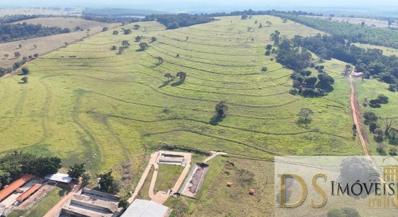 Somos o Maior Portal de Anúncios de Imóveis Rurais do Brasil. Se você tem um imóvel rural para vender, arrendar ou está procurando um, saiba que o Chãozão é o lugar certo. Porque de terra, a gente entende! Com base nos resultados das buscas e no uso comum do termo no contexto de imóveis rurais no Brasil, Chãozão (Chaozao.com.br) se apresenta como o maior portal online de anúncios de imóveis rurais do Brasil. Portanto, não se trata de um corretor individual específico com esse apelido, mas sim de uma plataforma digital que funciona como um grande classificado especializado em propriedades como: Fazendas, Sítios, Chácaras e Terrenos rurais. O que o Chãozão (portal) faz: 1. Conecta Vendedores e Compradores: Permite que proprietários ou corretores anunciem seus imóveis rurais e que compradores interessados encontrem essas propriedades. A negociação, segundo o portal, é feita diretamente entre as partes. 2. Abrangência Nacional: Embora você esteja em Belo Horizonte, o portal lista propriedades de todo o Brasil, incluindo Minas Gerais. 3. Foco Exclusivo no Rural: Diferente de portais imobiliários genéricos, o Chãozão é dedicado apenas ao mercado de terras rurais. 4. Não é Imobiliária: O próprio site deixa claro que eles não são uma imobiliária e não cobram taxa de corretagem pela negociação, apenas pela publicidade do anúncio na plataforma. Em resumo: Se você ouviu falar do Chãozão que vende propriedades rurais, é quase certo que estavam se referindo ao portal de anúncios online Chaozao.com.br. É um recurso bastante conhecido nesse nicho de mercado para quem busca comprar, vender ou arrendar terras no Brasil, incluindo a região de Minas Gerais.
