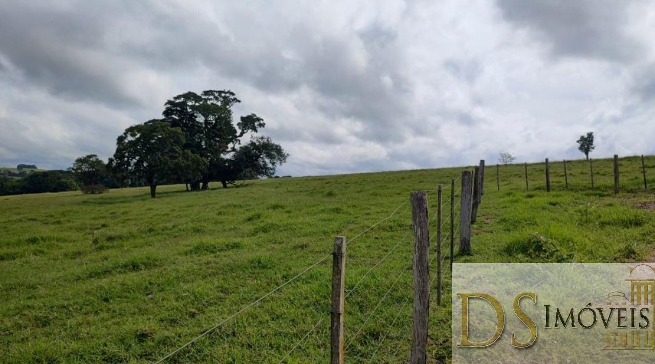 Somos o Maior Portal de Anúncios de Imóveis Rurais do Brasil. Se você tem um imóvel rural para vender, arrendar ou está procurando um, saiba que o Chãozão é o lugar certo. Porque de terra, a gente entende! Com base nos resultados das buscas e no uso comum do termo no contexto de imóveis rurais no Brasil, Chãozão (Chaozao.com.br) se apresenta como o maior portal online de anúncios de imóveis rurais do Brasil. Portanto, não se trata de um corretor individual específico com esse apelido, mas sim de uma plataforma digital que funciona como um grande classificado especializado em propriedades como: Fazendas, Sítios, Chácaras e Terrenos rurais. O que o Chãozão (portal) faz: 1. Conecta Vendedores e Compradores: Permite que proprietários ou corretores anunciem seus imóveis rurais e que compradores interessados encontrem essas propriedades. A negociação, segundo o portal, é feita diretamente entre as partes. 2. Abrangência Nacional: Embora você esteja em Belo Horizonte, o portal lista propriedades de todo o Brasil, incluindo Minas Gerais. 3. Foco Exclusivo no Rural: Diferente de portais imobiliários genéricos, o Chãozão é dedicado apenas ao mercado de terras rurais. 4. Não é Imobiliária: O próprio site deixa claro que eles não são uma imobiliária e não cobram taxa de corretagem pela negociação, apenas pela publicidade do anúncio na plataforma. Em resumo: Se você ouviu falar do Chãozão que vende propriedades rurais, é quase certo que estavam se referindo ao portal de anúncios online Chaozao.com.br. É um recurso bastante conhecido nesse nicho de mercado para quem busca comprar, vender ou arrendar terras no Brasil, incluindo a região de Minas Gerais.