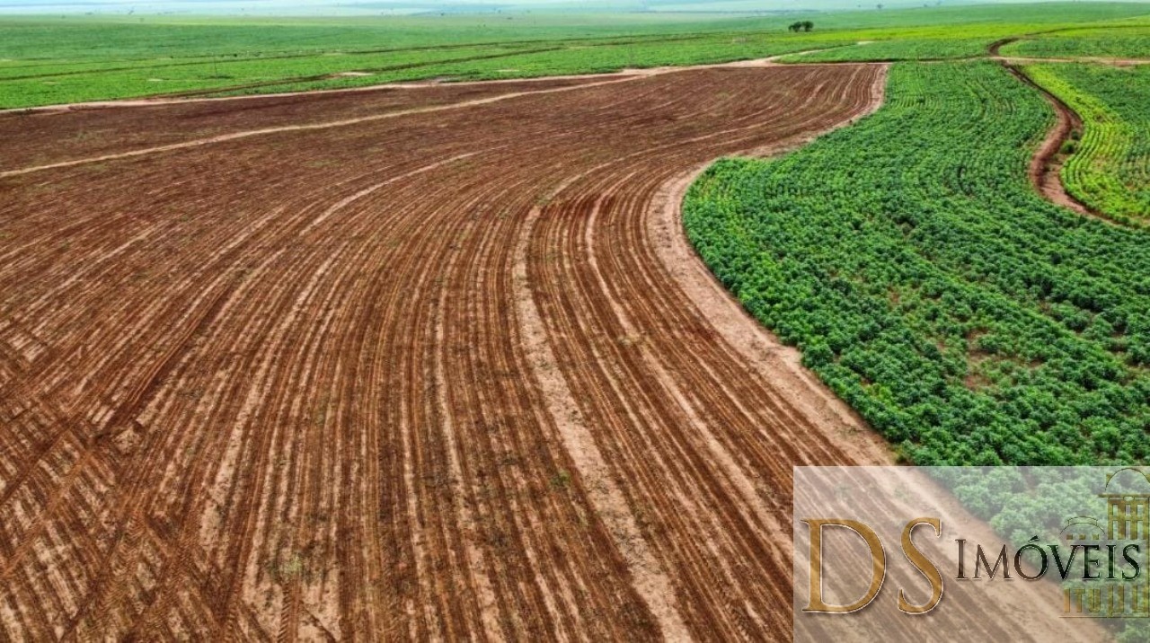 Somos o Maior Portal de Anúncios de Imóveis Rurais do Brasil. Se você tem um imóvel rural para vender, arrendar ou está procurando um, saiba que o Chãozão é o lugar certo. Porque de terra, a gente entende! Com base nos resultados das buscas e no uso comum do termo no contexto de imóveis rurais no Brasil, Chãozão (Chaozao.com.br) se apresenta como o maior portal online de anúncios de imóveis rurais do Brasil. Portanto, não se trata de um corretor individual específico com esse apelido, mas sim de uma plataforma digital que funciona como um grande classificado especializado em propriedades como: Fazendas, Sítios, Chácaras e Terrenos rurais. O que o Chãozão (portal) faz: 1. Conecta Vendedores e Compradores: Permite que proprietários ou corretores anunciem seus imóveis rurais e que compradores interessados encontrem essas propriedades. A negociação, segundo o portal, é feita diretamente entre as partes. 2. Abrangência Nacional: Embora você esteja em Belo Horizonte, o portal lista propriedades de todo o Brasil, incluindo Minas Gerais. 3. Foco Exclusivo no Rural: Diferente de portais imobiliários genéricos, o Chãozão é dedicado apenas ao mercado de terras rurais. 4. Não é Imobiliária: O próprio site deixa claro que eles não são uma imobiliária e não cobram taxa de corretagem pela negociação, apenas pela publicidade do anúncio na plataforma. Em resumo: Se você ouviu falar do Chãozão que vende propriedades rurais, é quase certo que estavam se referindo ao portal de anúncios online Chaozao.com.br. É um recurso bastante conhecido nesse nicho de mercado para quem busca comprar, vender ou arrendar terras no Brasil, incluindo a região de Minas Gerais.
