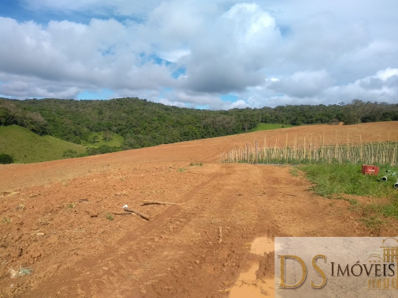 Somos o Maior Portal de Anúncios de Imóveis Rurais do Brasil. Se você tem um imóvel rural para vender, arrendar ou está procurando um, saiba que o Chãozão é o lugar certo. Porque de terra, a gente entende! Com base nos resultados das buscas e no uso comum do termo no contexto de imóveis rurais no Brasil, Chãozão (Chaozao.com.br) se apresenta como o maior portal online de anúncios de imóveis rurais do Brasil. Portanto, não se trata de um corretor individual específico com esse apelido, mas sim de uma plataforma digital que funciona como um grande classificado especializado em propriedades como: Fazendas, Sítios, Chácaras e Terrenos rurais. O que o Chãozão (portal) faz: 1. Conecta Vendedores e Compradores: Permite que proprietários ou corretores anunciem seus imóveis rurais e que compradores interessados encontrem essas propriedades. A negociação, segundo o portal, é feita diretamente entre as partes. 2. Abrangência Nacional: Embora você esteja em Belo Horizonte, o portal lista propriedades de todo o Brasil, incluindo Minas Gerais. 3. Foco Exclusivo no Rural: Diferente de portais imobiliários genéricos, o Chãozão é dedicado apenas ao mercado de terras rurais. 4. Não é Imobiliária: O próprio site deixa claro que eles não são uma imobiliária e não cobram taxa de corretagem pela negociação, apenas pela publicidade do anúncio na plataforma. Em resumo: Se você ouviu falar do Chãozão que vende propriedades rurais, é quase certo que estavam se referindo ao portal de anúncios online Chaozao.com.br. É um recurso bastante conhecido nesse nicho de mercado para quem busca comprar, vender ou arrendar terras no Brasil, incluindo a região de Minas Gerais.