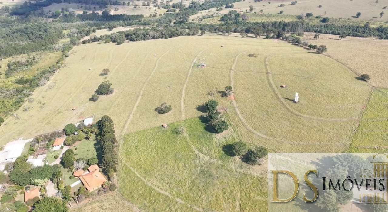 Somos o Maior Portal de Anúncios de Imóveis Rurais do Brasil. Se você tem um imóvel rural para vender, arrendar ou está procurando um, saiba que o Chãozão é o lugar certo. Porque de terra, a gente entende! Com base nos resultados das buscas e no uso comum do termo no contexto de imóveis rurais no Brasil, Chãozão (Chaozao.com.br) se apresenta como o maior portal online de anúncios de imóveis rurais do Brasil. Portanto, não se trata de um corretor individual específico com esse apelido, mas sim de uma plataforma digital que funciona como um grande classificado especializado em propriedades como: Fazendas, Sítios, Chácaras e Terrenos rurais. O que o Chãozão (portal) faz: 1. Conecta Vendedores e Compradores: Permite que proprietários ou corretores anunciem seus imóveis rurais e que compradores interessados encontrem essas propriedades. A negociação, segundo o portal, é feita diretamente entre as partes. 2. Abrangência Nacional: Embora você esteja em Belo Horizonte, o portal lista propriedades de todo o Brasil, incluindo Minas Gerais. 3. Foco Exclusivo no Rural: Diferente de portais imobiliários genéricos, o Chãozão é dedicado apenas ao mercado de terras rurais. 4. Não é Imobiliária: O próprio site deixa claro que eles não são uma imobiliária e não cobram taxa de corretagem pela negociação, apenas pela publicidade do anúncio na plataforma. Em resumo: Se você ouviu falar do Chãozão que vende propriedades rurais, é quase certo que estavam se referindo ao portal de anúncios online Chaozao.com.br. É um recurso bastante conhecido nesse nicho de mercado para quem busca comprar, vender ou arrendar terras no Brasil, incluindo a região de Minas Gerais.