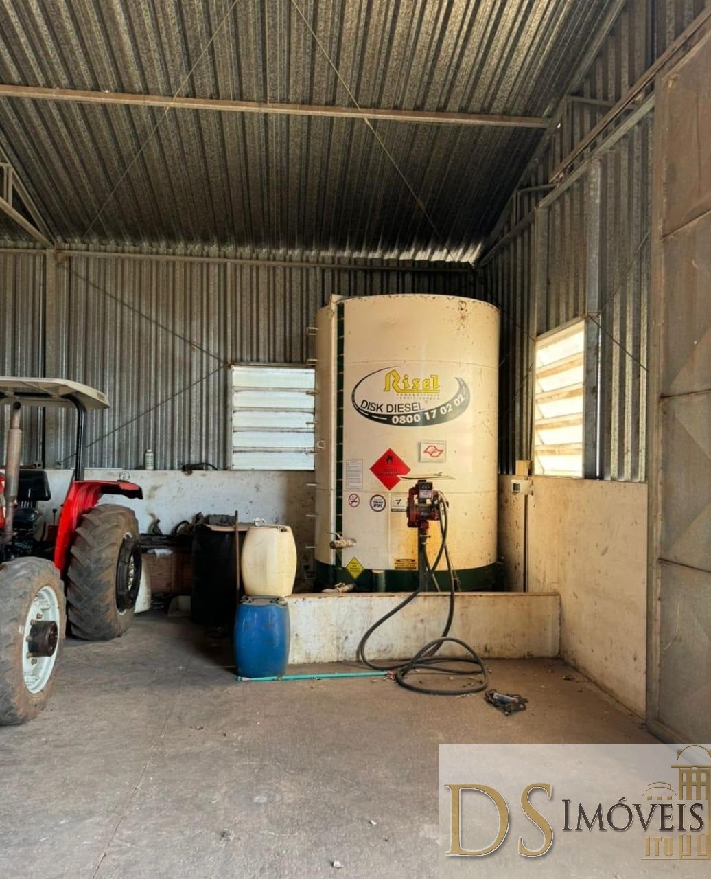 Somos o Maior Portal de Anúncios de Imóveis Rurais do Brasil. Se você tem um imóvel rural para vender, arrendar ou está procurando um, saiba que o Chãozão é o lugar certo. Porque de terra, a gente entende! Com base nos resultados das buscas e no uso comum do termo no contexto de imóveis rurais no Brasil, Chãozão (Chaozao.com.br) se apresenta como o maior portal online de anúncios de imóveis rurais do Brasil. Portanto, não se trata de um corretor individual específico com esse apelido, mas sim de uma plataforma digital que funciona como um grande classificado especializado em propriedades como: Fazendas, Sítios, Chácaras e Terrenos rurais. O que o Chãozão (portal) faz: 1. Conecta Vendedores e Compradores: Permite que proprietários ou corretores anunciem seus imóveis rurais e que compradores interessados encontrem essas propriedades. A negociação, segundo o portal, é feita diretamente entre as partes. 2. Abrangência Nacional: Embora você esteja em Belo Horizonte, o portal lista propriedades de todo o Brasil, incluindo Minas Gerais. 3. Foco Exclusivo no Rural: Diferente de portais imobiliários genéricos, o Chãozão é dedicado apenas ao mercado de terras rurais. 4. Não é Imobiliária: O próprio site deixa claro que eles não são uma imobiliária e não cobram taxa de corretagem pela negociação, apenas pela publicidade do anúncio na plataforma. Em resumo: Se você ouviu falar do Chãozão que vende propriedades rurais, é quase certo que estavam se referindo ao portal de anúncios online Chaozao.com.br. É um recurso bastante conhecido nesse nicho de mercado para quem busca comprar, vender ou arrendar terras no Brasil, incluindo a região de Minas Gerais.