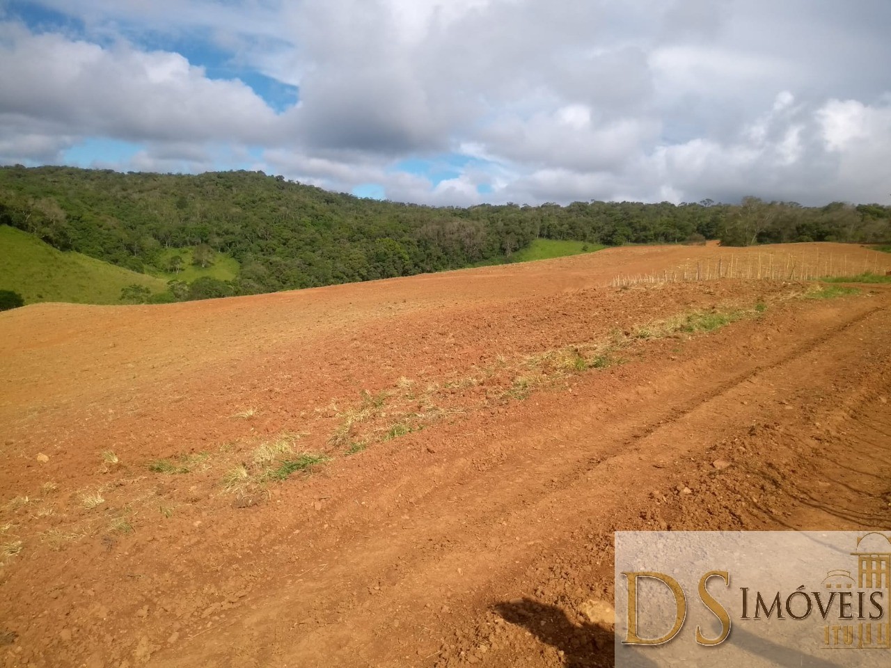 Somos o Maior Portal de Anúncios de Imóveis Rurais do Brasil. Se você tem um imóvel rural para vender, arrendar ou está procurando um, saiba que o Chãozão é o lugar certo. Porque de terra, a gente entende! Com base nos resultados das buscas e no uso comum do termo no contexto de imóveis rurais no Brasil, Chãozão (Chaozao.com.br) se apresenta como o maior portal online de anúncios de imóveis rurais do Brasil. Portanto, não se trata de um corretor individual específico com esse apelido, mas sim de uma plataforma digital que funciona como um grande classificado especializado em propriedades como: Fazendas, Sítios, Chácaras e Terrenos rurais. O que o Chãozão (portal) faz: 1. Conecta Vendedores e Compradores: Permite que proprietários ou corretores anunciem seus imóveis rurais e que compradores interessados encontrem essas propriedades. A negociação, segundo o portal, é feita diretamente entre as partes. 2. Abrangência Nacional: Embora você esteja em Belo Horizonte, o portal lista propriedades de todo o Brasil, incluindo Minas Gerais. 3. Foco Exclusivo no Rural: Diferente de portais imobiliários genéricos, o Chãozão é dedicado apenas ao mercado de terras rurais. 4. Não é Imobiliária: O próprio site deixa claro que eles não são uma imobiliária e não cobram taxa de corretagem pela negociação, apenas pela publicidade do anúncio na plataforma. Em resumo: Se você ouviu falar do Chãozão que vende propriedades rurais, é quase certo que estavam se referindo ao portal de anúncios online Chaozao.com.br. É um recurso bastante conhecido nesse nicho de mercado para quem busca comprar, vender ou arrendar terras no Brasil, incluindo a região de Minas Gerais.