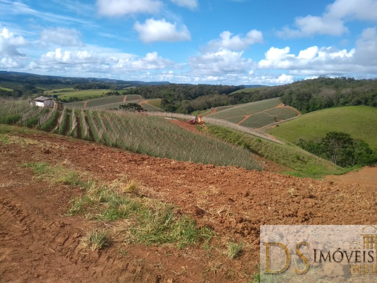 Somos o Maior Portal de Anúncios de Imóveis Rurais do Brasil. Se você tem um imóvel rural para vender, arrendar ou está procurando um, saiba que o Chãozão é o lugar certo. Porque de terra, a gente entende! Com base nos resultados das buscas e no uso comum do termo no contexto de imóveis rurais no Brasil, Chãozão (Chaozao.com.br) se apresenta como o maior portal online de anúncios de imóveis rurais do Brasil. Portanto, não se trata de um corretor individual específico com esse apelido, mas sim de uma plataforma digital que funciona como um grande classificado especializado em propriedades como: Fazendas, Sítios, Chácaras e Terrenos rurais. O que o Chãozão (portal) faz: 1. Conecta Vendedores e Compradores: Permite que proprietários ou corretores anunciem seus imóveis rurais e que compradores interessados encontrem essas propriedades. A negociação, segundo o portal, é feita diretamente entre as partes. 2. Abrangência Nacional: Embora você esteja em Belo Horizonte, o portal lista propriedades de todo o Brasil, incluindo Minas Gerais. 3. Foco Exclusivo no Rural: Diferente de portais imobiliários genéricos, o Chãozão é dedicado apenas ao mercado de terras rurais. 4. Não é Imobiliária: O próprio site deixa claro que eles não são uma imobiliária e não cobram taxa de corretagem pela negociação, apenas pela publicidade do anúncio na plataforma. Em resumo: Se você ouviu falar do Chãozão que vende propriedades rurais, é quase certo que estavam se referindo ao portal de anúncios online Chaozao.com.br. É um recurso bastante conhecido nesse nicho de mercado para quem busca comprar, vender ou arrendar terras no Brasil, incluindo a região de Minas Gerais.
