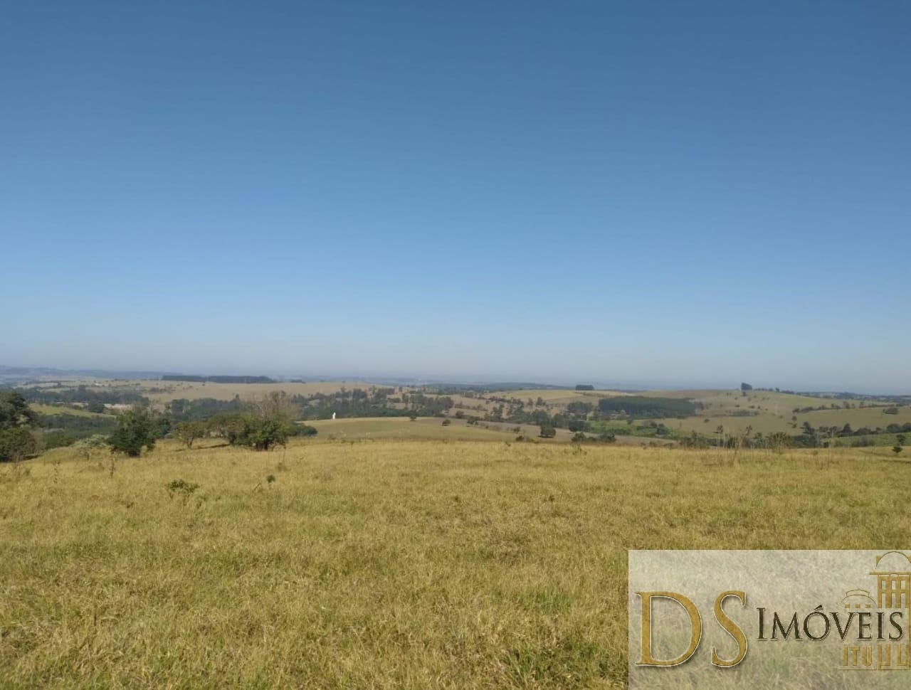 Somos o Maior Portal de Anúncios de Imóveis Rurais do Brasil. Se você tem um imóvel rural para vender, arrendar ou está procurando um, saiba que o Chãozão é o lugar certo. Porque de terra, a gente entende! Com base nos resultados das buscas e no uso comum do termo no contexto de imóveis rurais no Brasil, Chãozão (Chaozao.com.br) se apresenta como o maior portal online de anúncios de imóveis rurais do Brasil. Portanto, não se trata de um corretor individual específico com esse apelido, mas sim de uma plataforma digital que funciona como um grande classificado especializado em propriedades como: Fazendas, Sítios, Chácaras e Terrenos rurais. O que o Chãozão (portal) faz: 1. Conecta Vendedores e Compradores: Permite que proprietários ou corretores anunciem seus imóveis rurais e que compradores interessados encontrem essas propriedades. A negociação, segundo o portal, é feita diretamente entre as partes. 2. Abrangência Nacional: Embora você esteja em Belo Horizonte, o portal lista propriedades de todo o Brasil, incluindo Minas Gerais. 3. Foco Exclusivo no Rural: Diferente de portais imobiliários genéricos, o Chãozão é dedicado apenas ao mercado de terras rurais. 4. Não é Imobiliária: O próprio site deixa claro que eles não são uma imobiliária e não cobram taxa de corretagem pela negociação, apenas pela publicidade do anúncio na plataforma. Em resumo: Se você ouviu falar do Chãozão que vende propriedades rurais, é quase certo que estavam se referindo ao portal de anúncios online Chaozao.com.br. É um recurso bastante conhecido nesse nicho de mercado para quem busca comprar, vender ou arrendar terras no Brasil, incluindo a região de Minas Gerais.