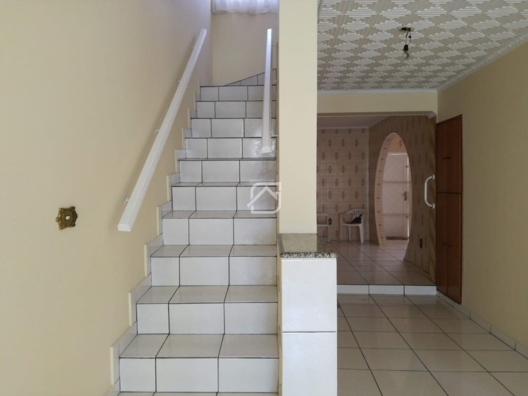 Casa à venda com 3 quartos, 215m² - Foto 1