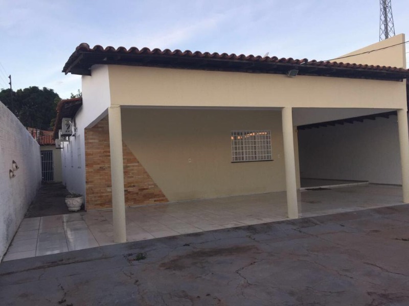 Casa à venda com 3 quartos, 98m² - Foto 1