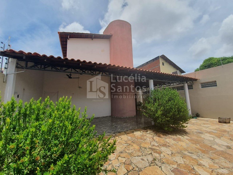 Casa à venda com 7 quartos, 300m² - Foto 1