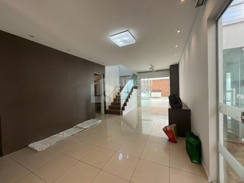 Casa à venda com 4 quartos, 300m² - Foto 3