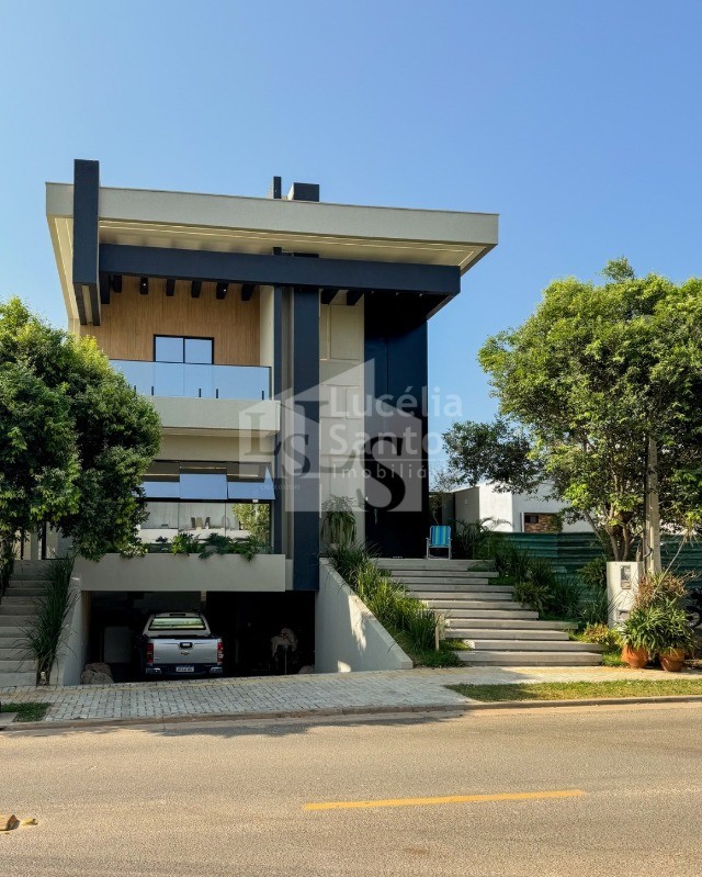 Casa à venda com 5 quartos, 300m² - Foto 1